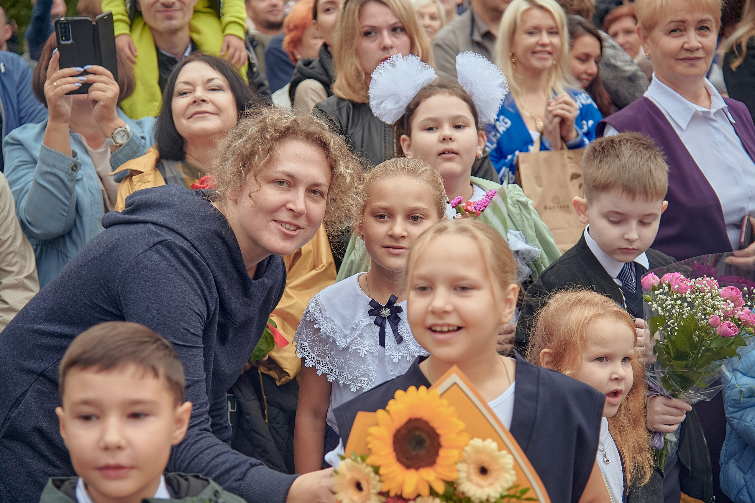 Портфолио репортажной фотосъёмки: 1 сентября в школе № 149. Фотограф Яковлев Роман — Красноярск