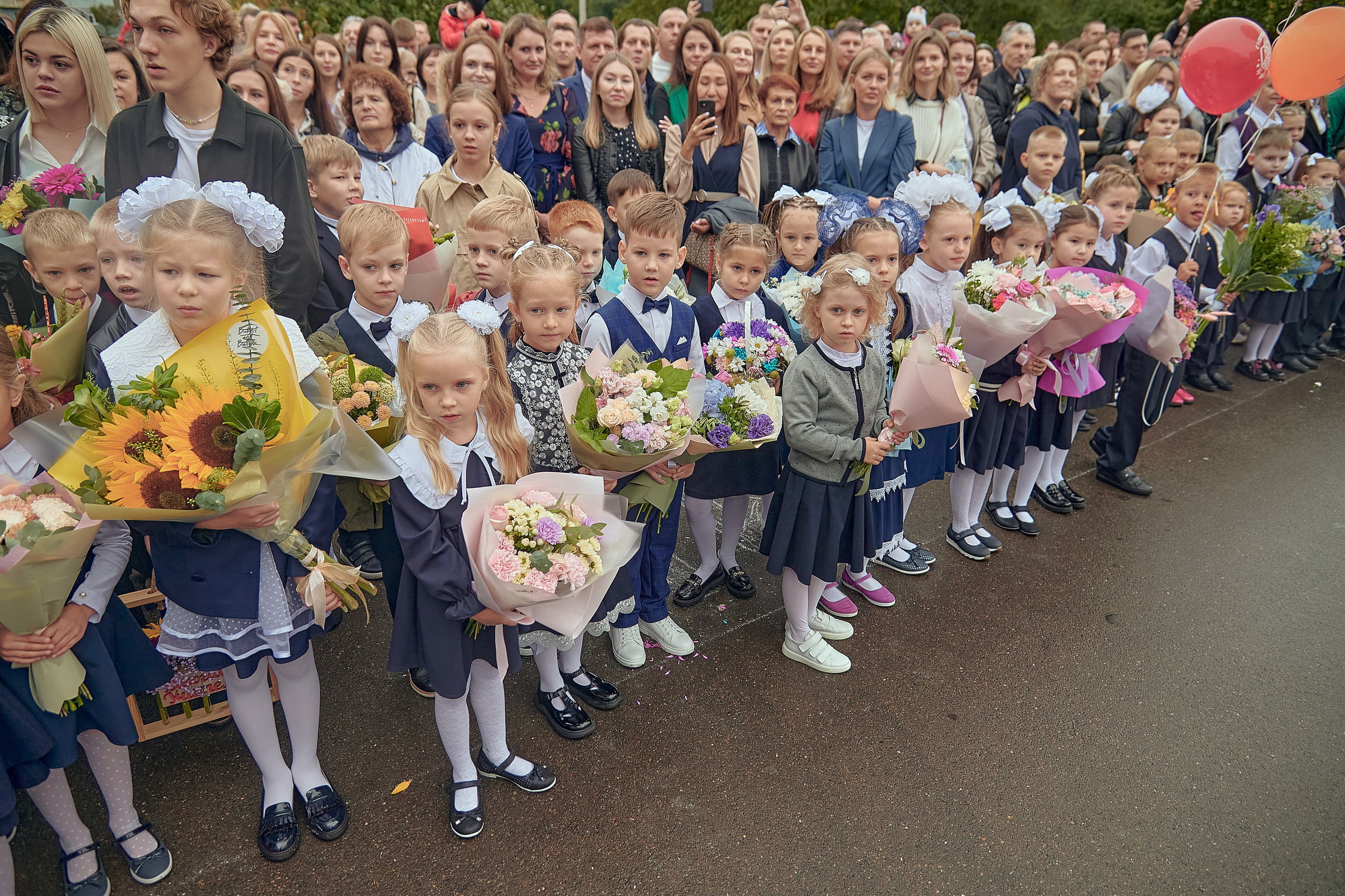 Портфолио репортажной фотосъёмки: 1 сентября в школе № 149. Фотограф Яковлев Роман — Красноярск