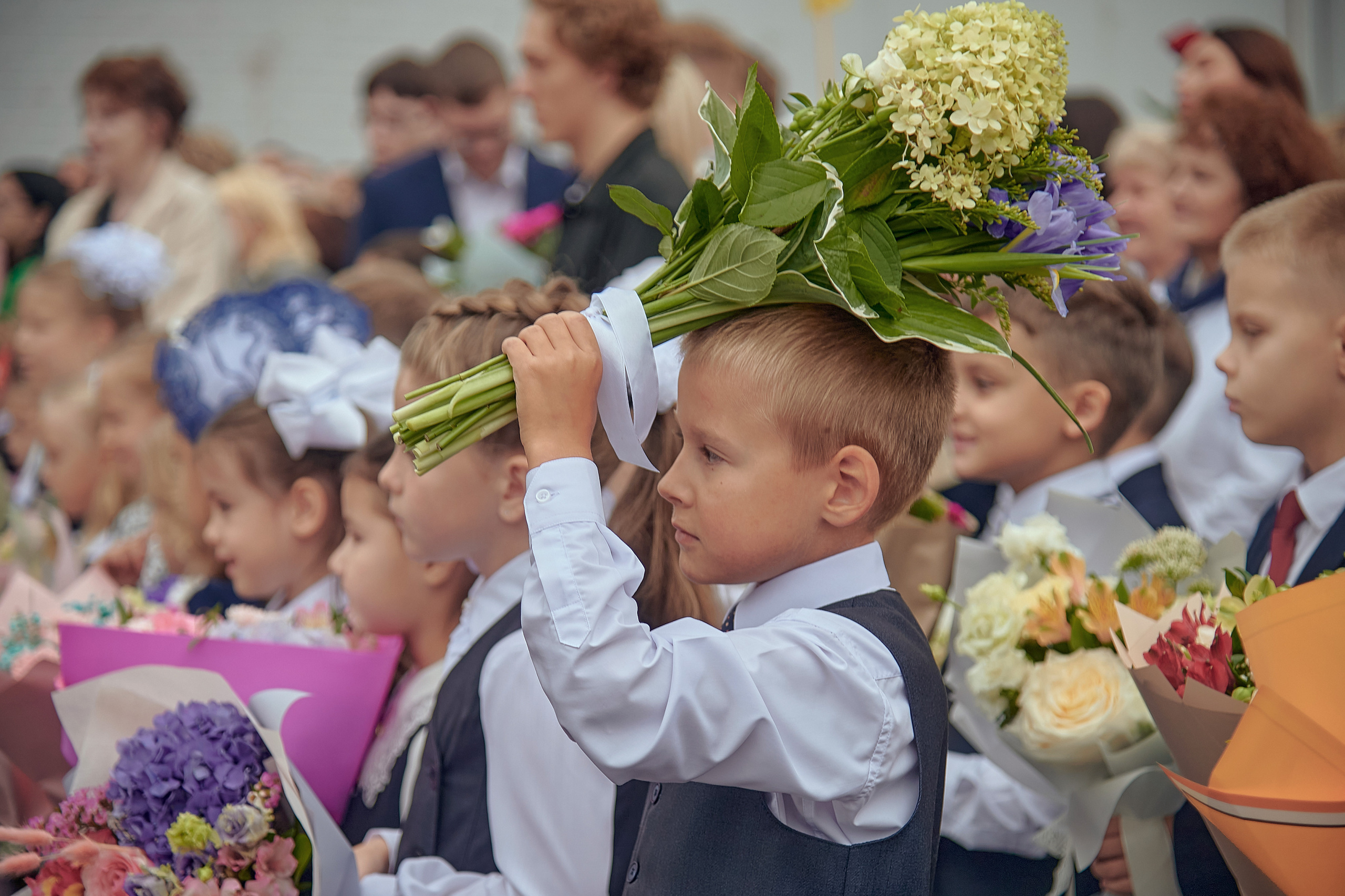 Портфолио репортажной фотосъёмки: 1 сентября в школе № 149. Фотограф Яковлев Роман — Красноярск