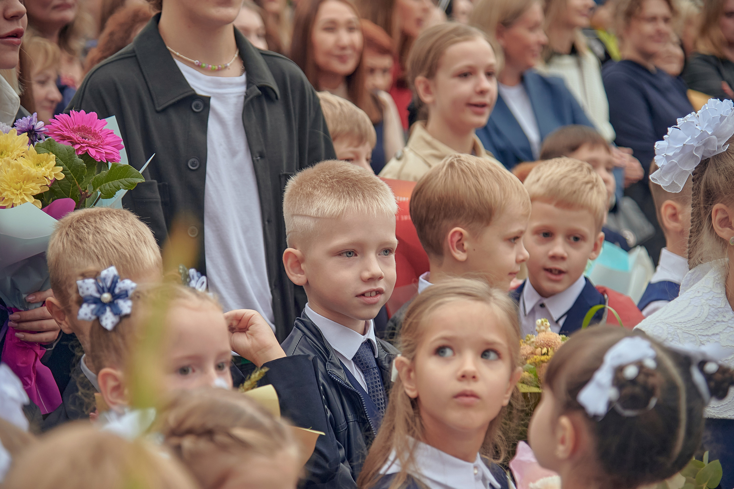 Портфолио репортажной фотосъёмки: 1 сентября в школе № 149. Фотограф Яковлев Роман — Красноярск