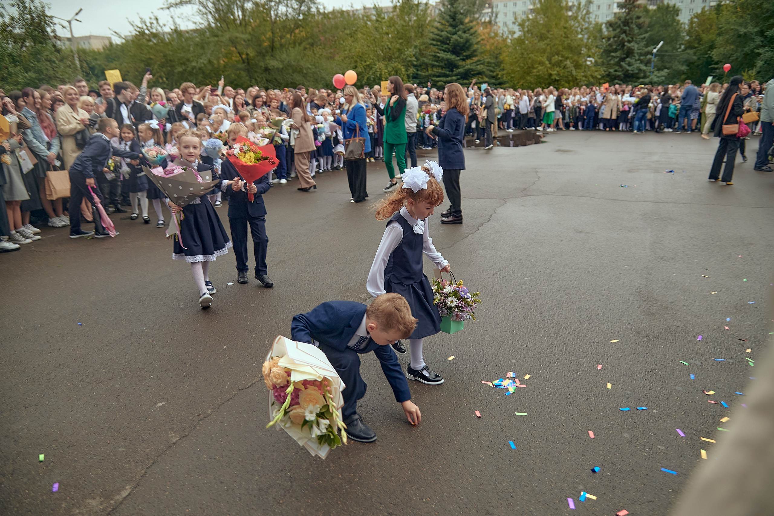 Портфолио репортажной фотосъёмки: 1 сентября в школе № 149. Фотограф Яковлев Роман — Красноярск