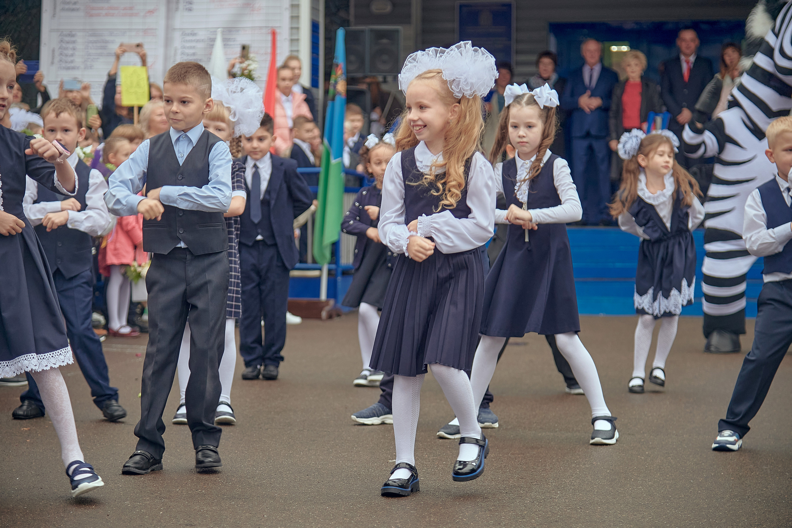 Портфолио репортажной фотосъёмки: 1 сентября в школе № 149. Фотограф Яковлев Роман — Красноярск