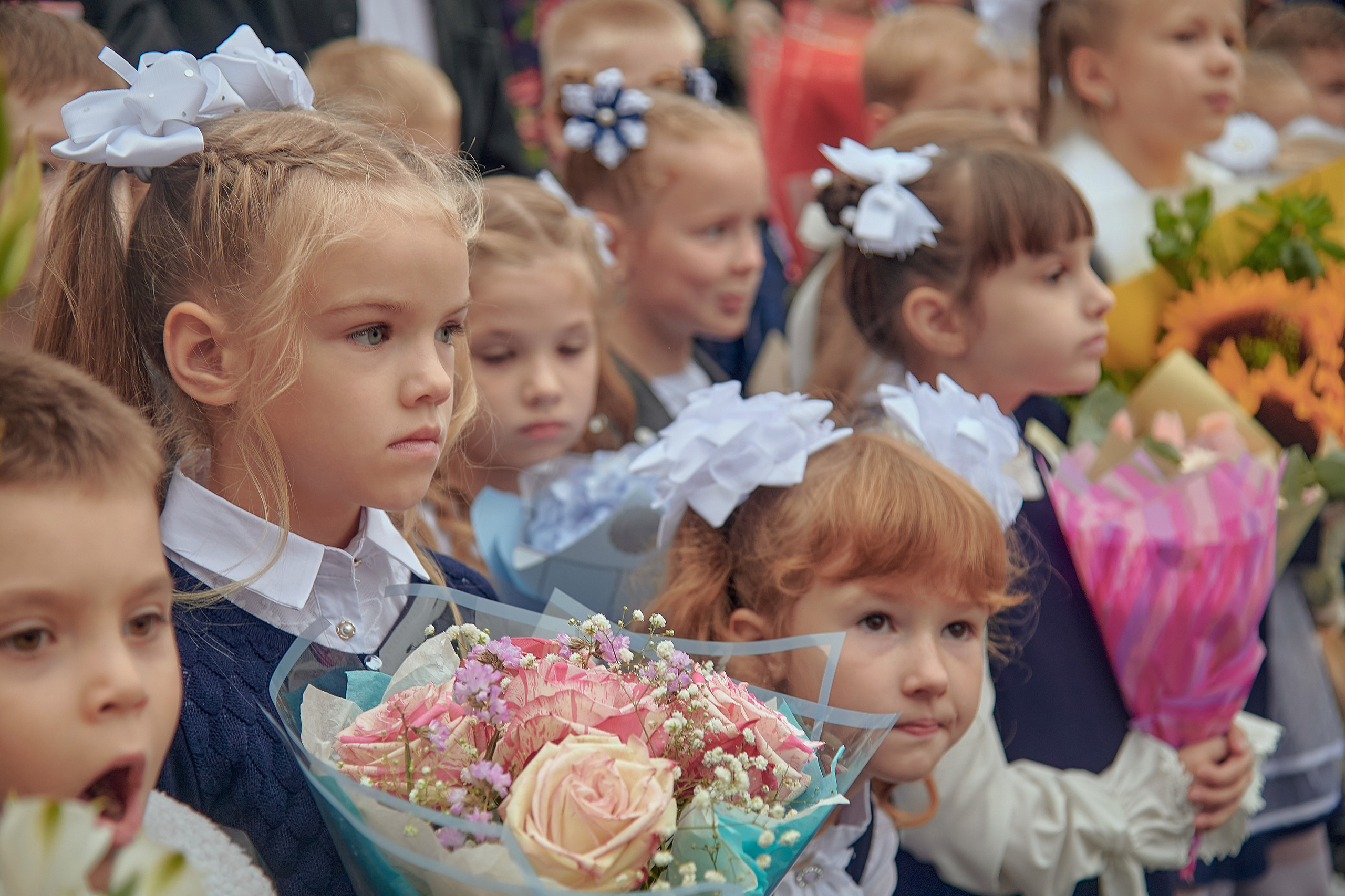 Портфолио репортажной фотосъёмки: 1 сентября в школе № 149. Фотограф Яковлев Роман — Красноярск