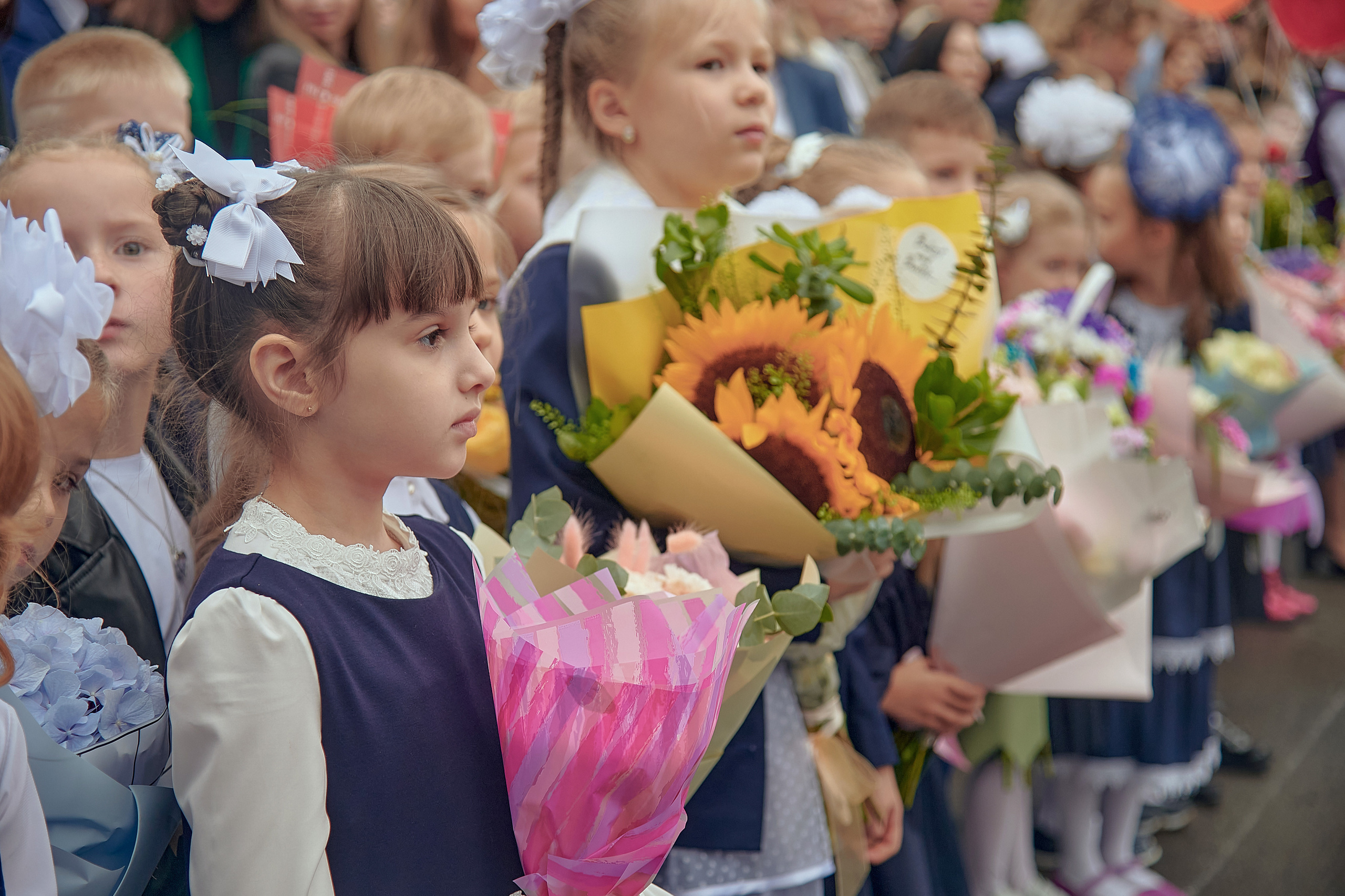 Портфолио репортажной фотосъёмки: 1 сентября в школе № 149. Фотограф Яковлев Роман — Красноярск