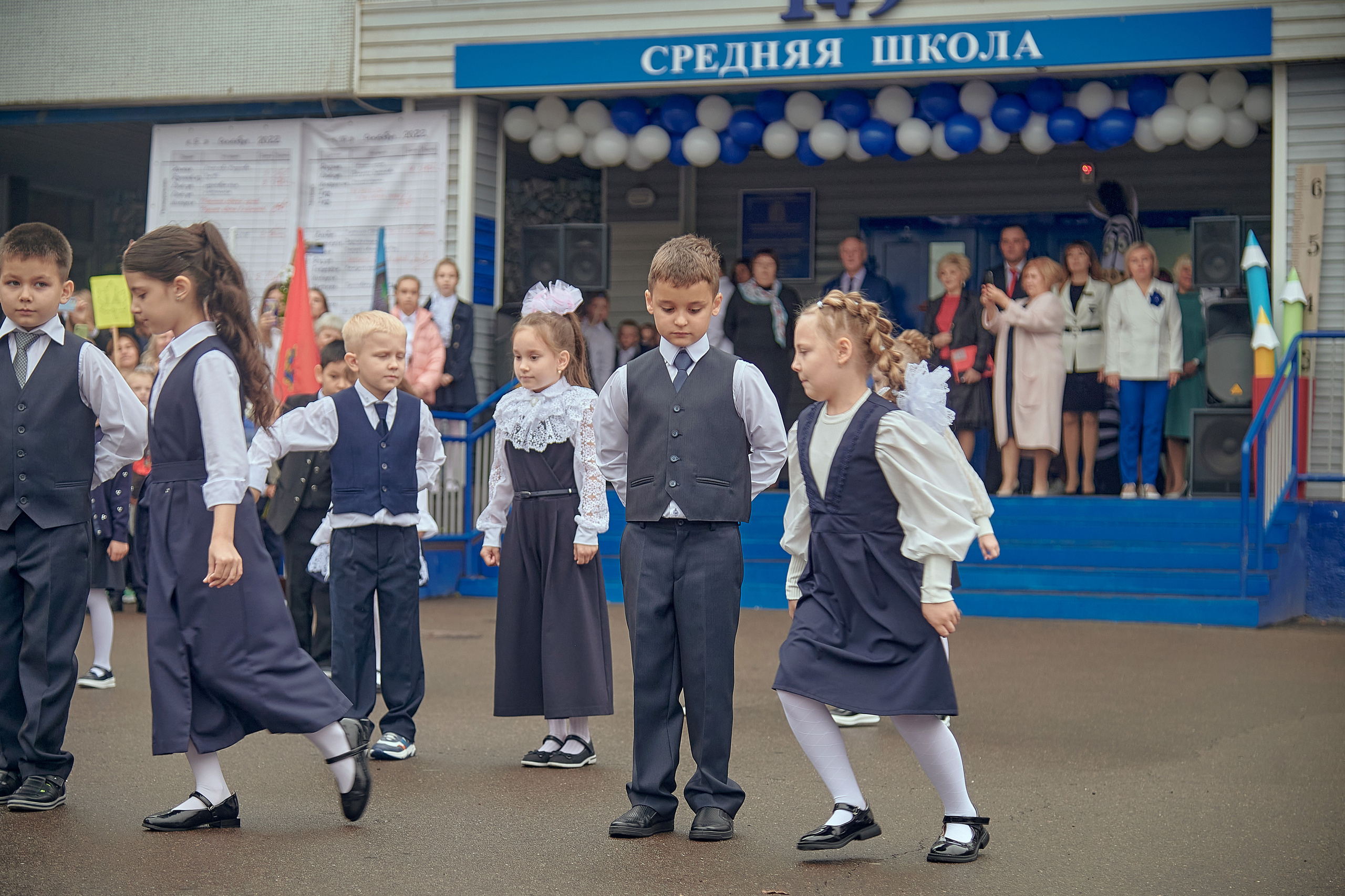 Портфолио репортажной фотосъёмки: 1 сентября в школе № 149. Фотограф Яковлев Роман — Красноярск