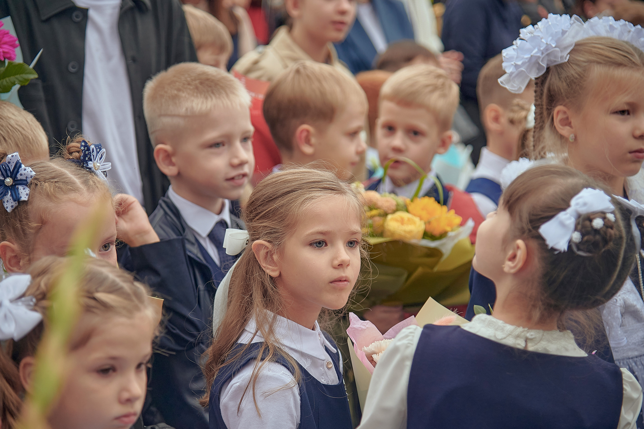 Портфолио репортажной фотосъёмки: 1 сентября в школе № 149. Фотограф Яковлев Роман — Красноярск