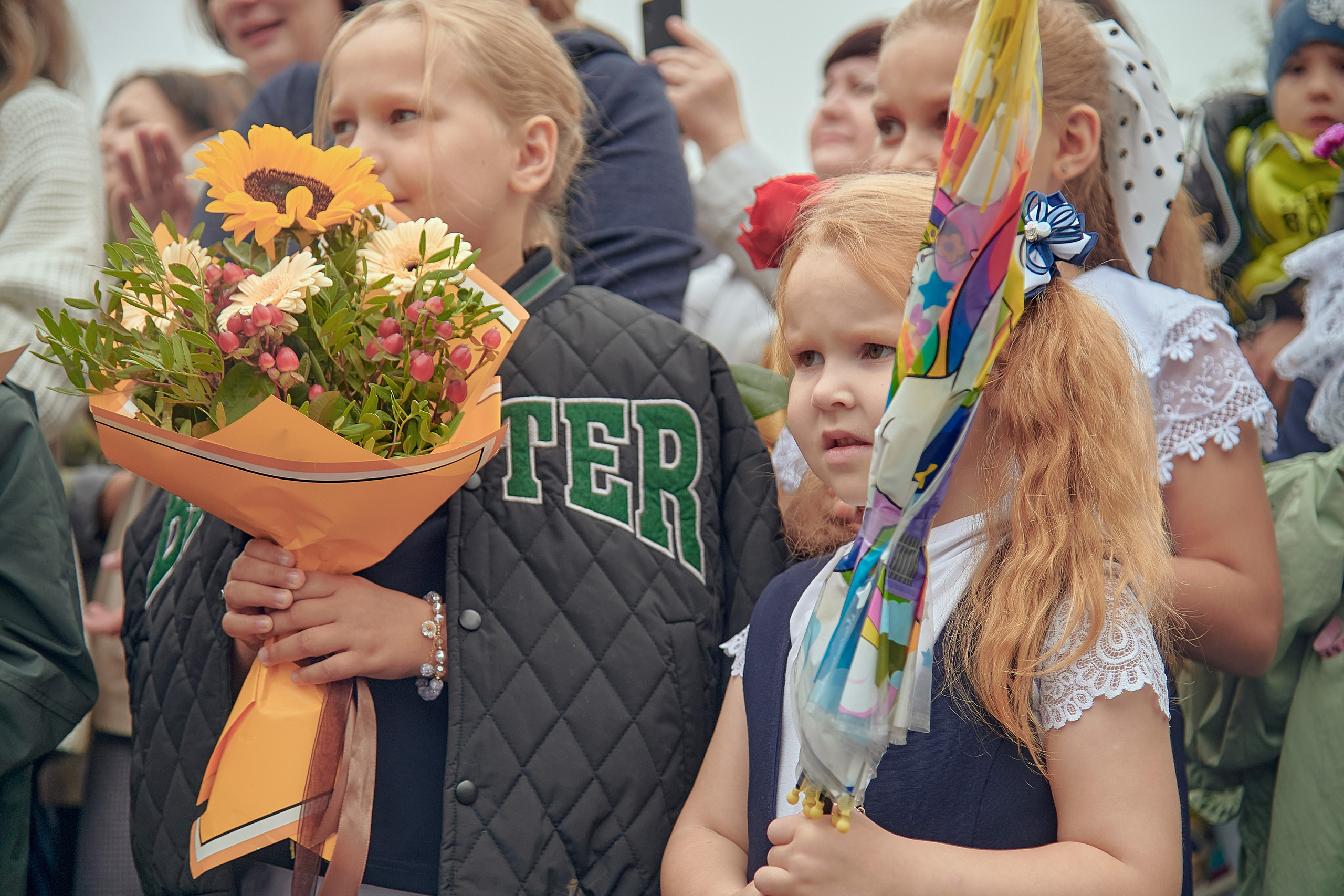 Портфолио репортажной фотосъёмки: 1 сентября в школе № 149. Фотограф Яковлев Роман — Красноярск