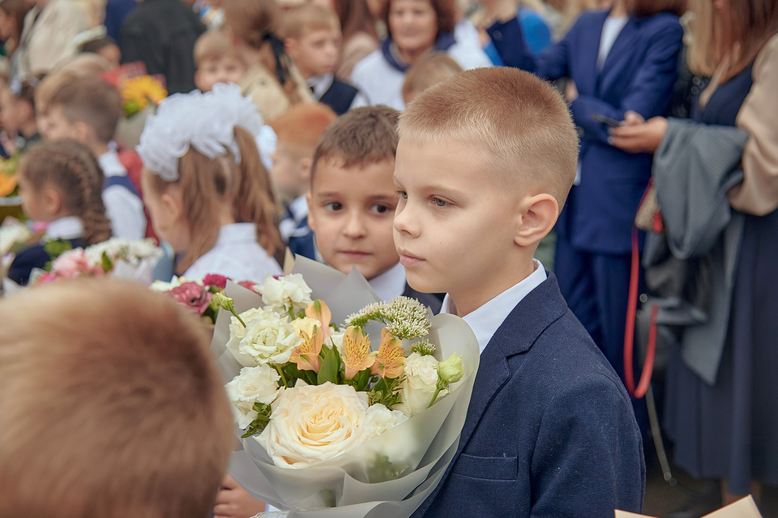 Портфолио репортажной фотосъёмки: 1 сентября в школе № 149. Фотограф Яковлев Роман — Красноярск