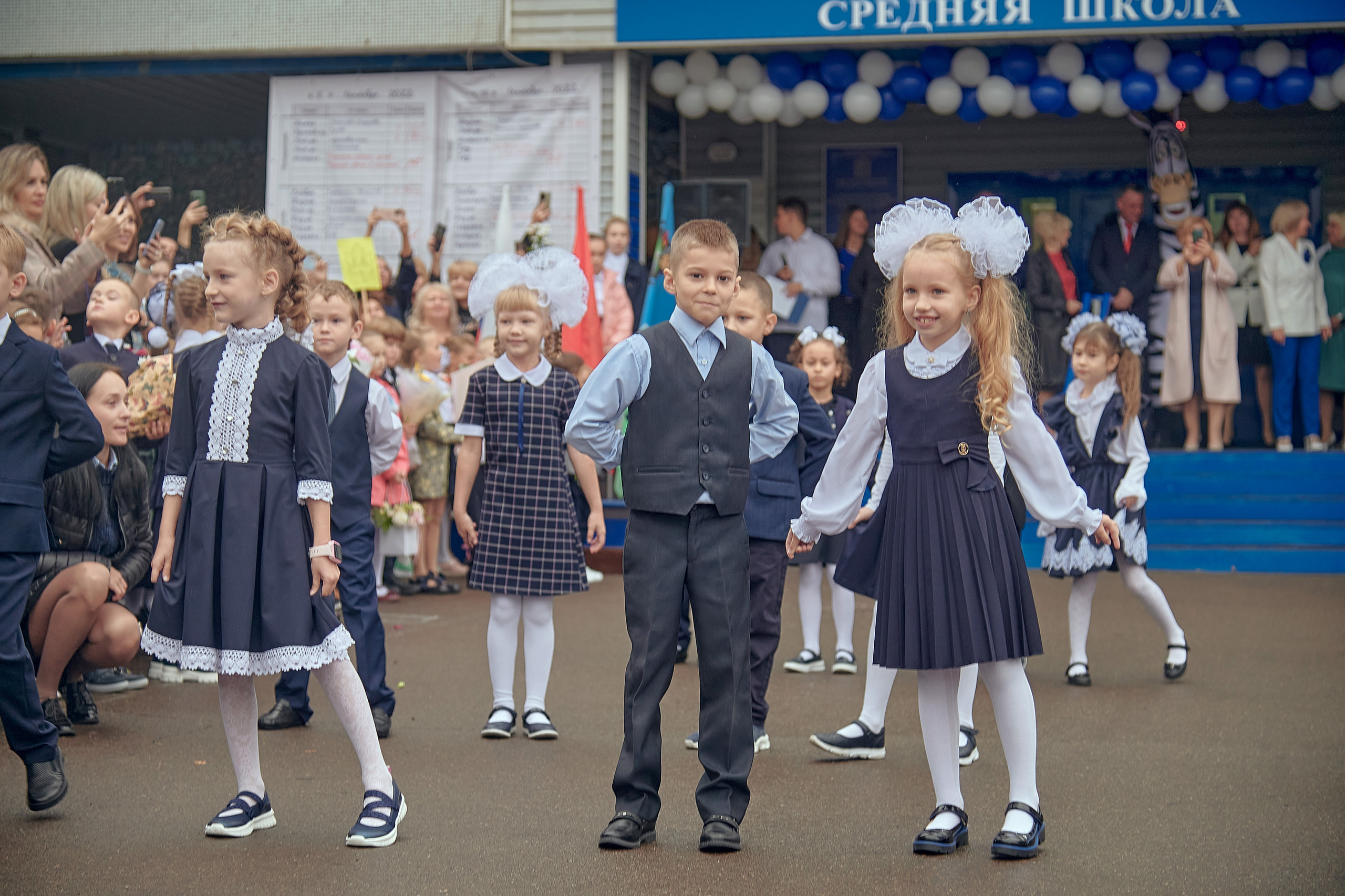 Портфолио репортажной фотосъёмки: 1 сентября в школе № 149. Фотограф Яковлев Роман — Красноярск