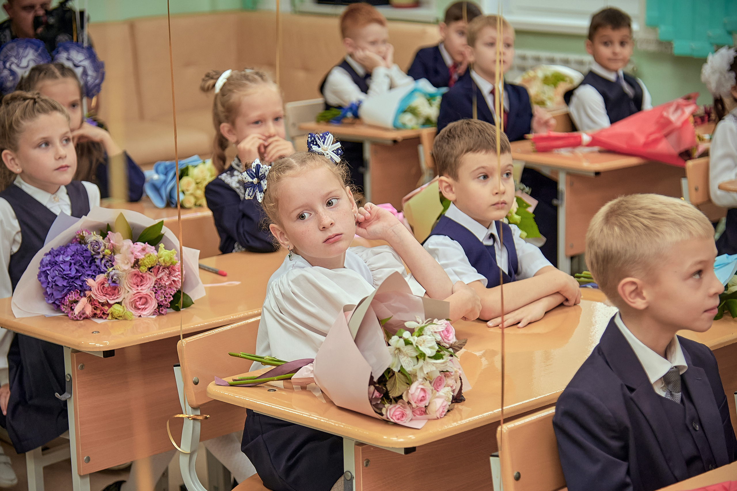 Портфолио репортажной фотосъёмки: 1 сентября в школе № 149. Фотограф Яковлев Роман — Красноярск