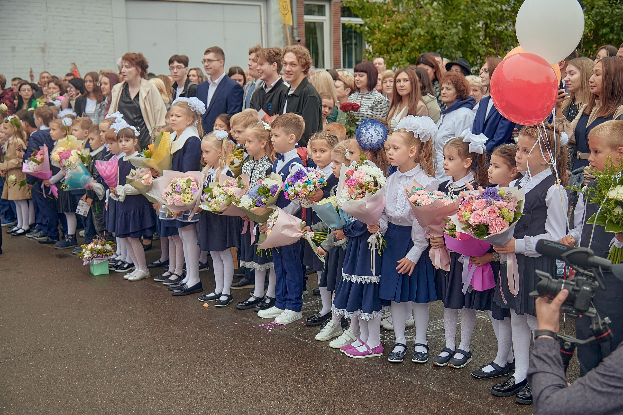 Портфолио репортажной фотосъёмки: 1 сентября в школе № 149. Фотограф Яковлев Роман — Красноярск