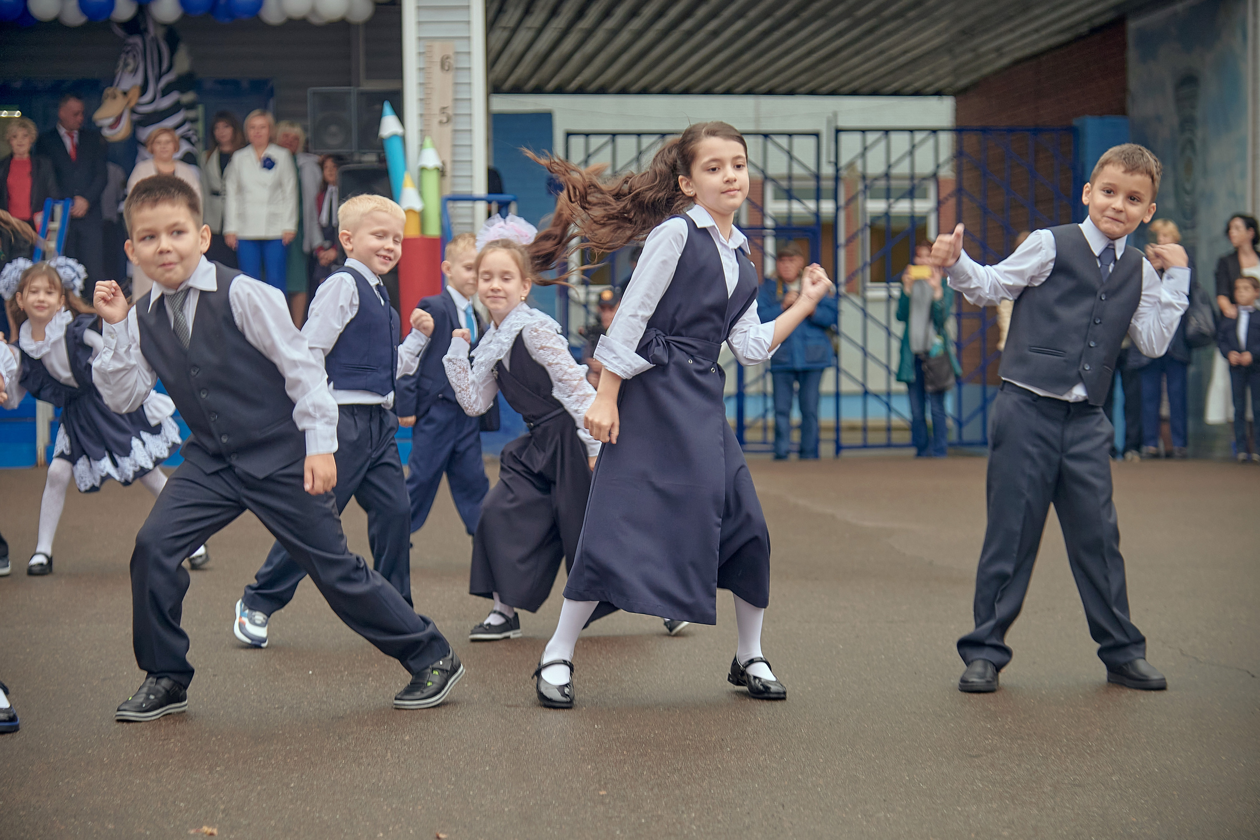 Портфолио репортажной фотосъёмки: 1 сентября в школе № 149. Фотограф Яковлев Роман — Красноярск