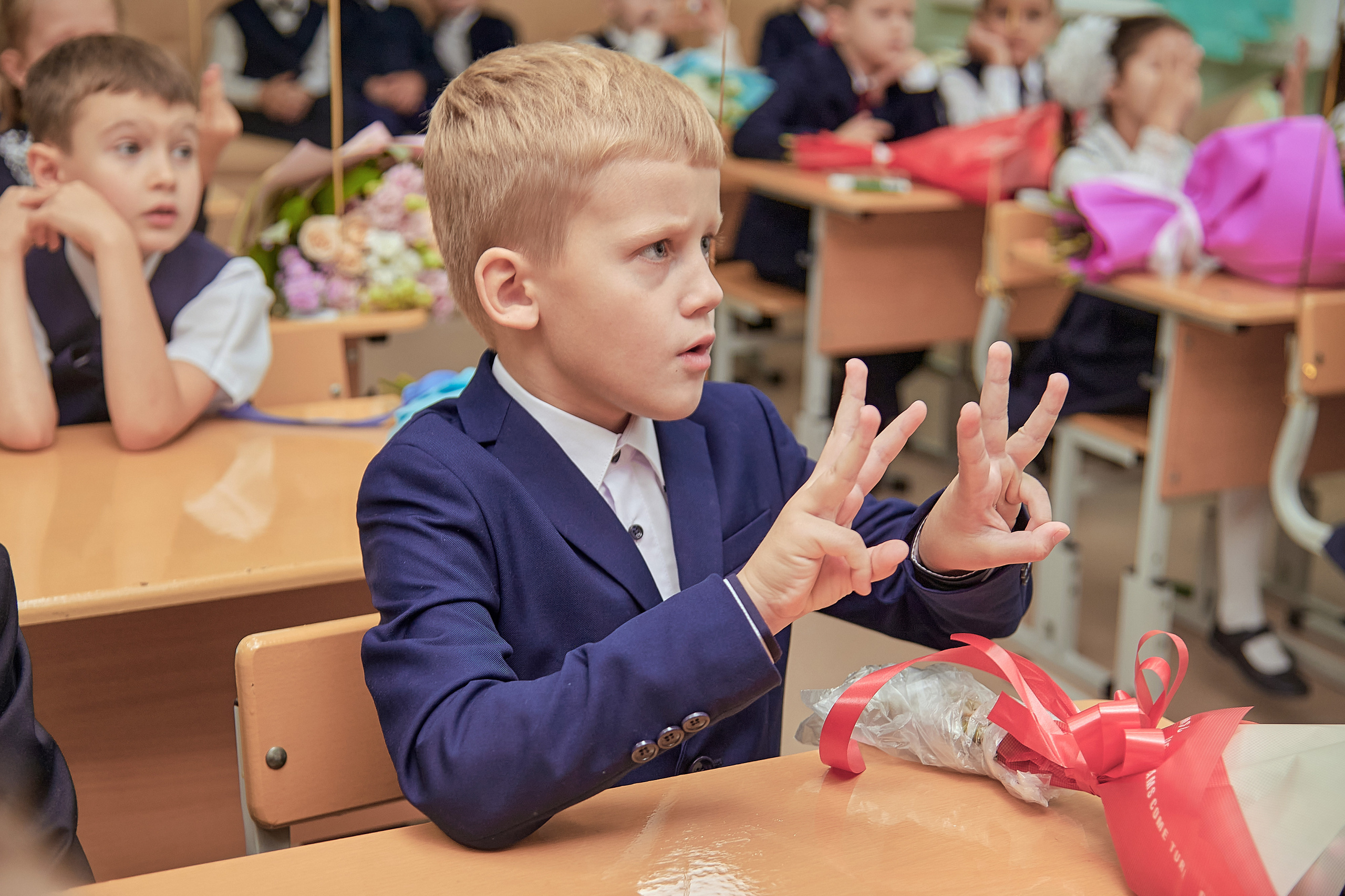 Портфолио репортажной фотосъёмки: 1 сентября в школе № 149. Фотограф Яковлев Роман — Красноярск