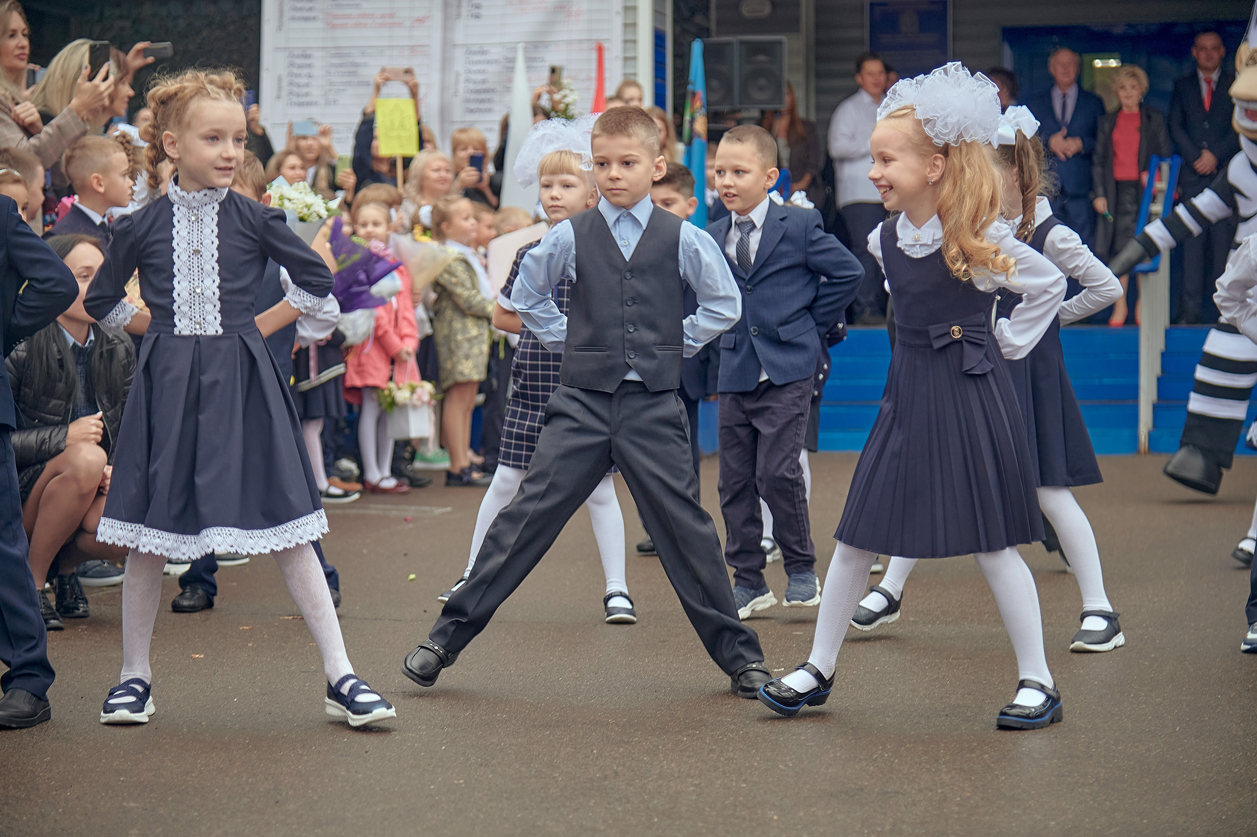 Портфолио репортажной фотосъёмки: 1 сентября в школе № 149. Фотограф Яковлев Роман — Красноярск