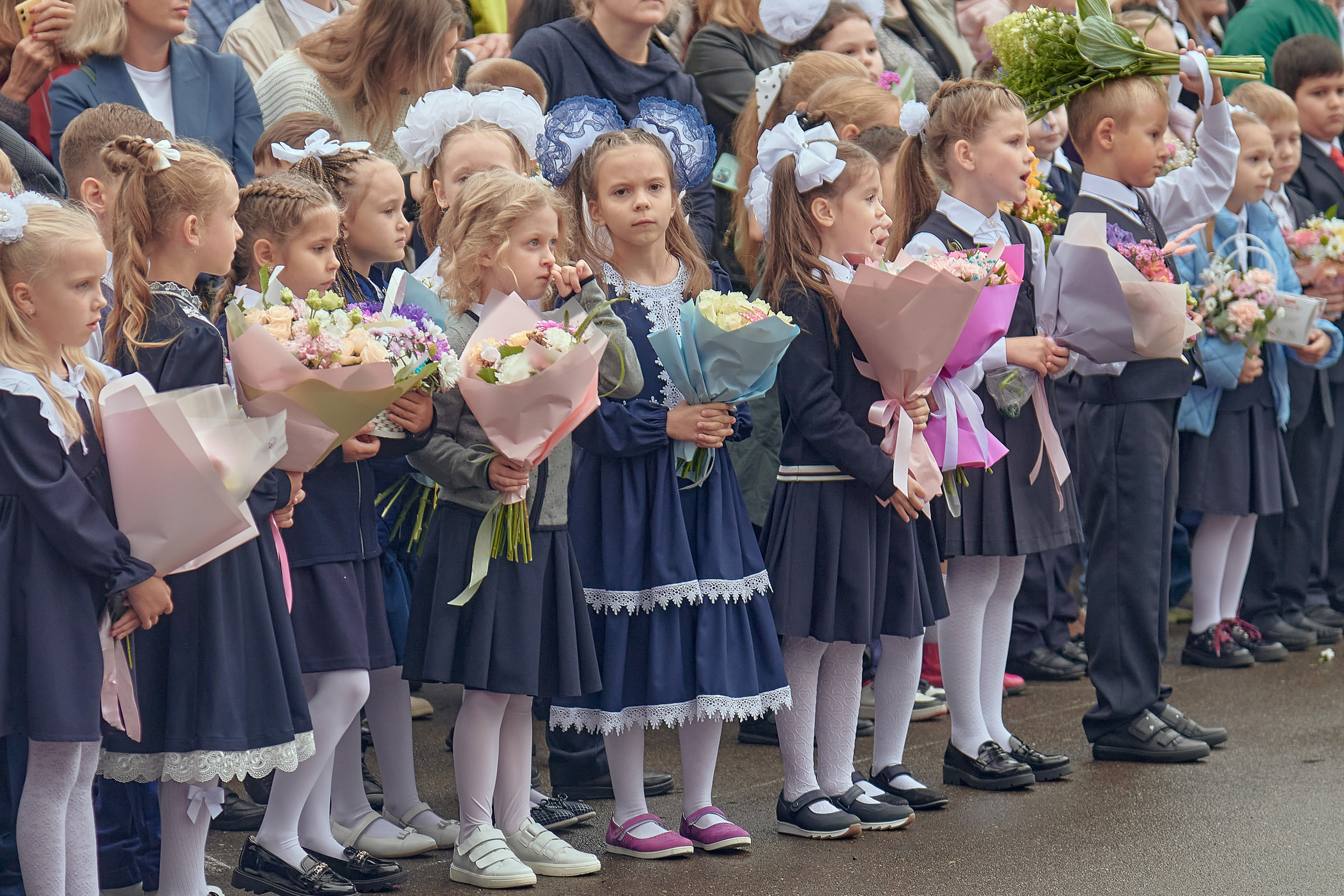 Портфолио репортажной фотосъёмки: 1 сентября в школе № 149. Фотограф Яковлев Роман — Красноярск