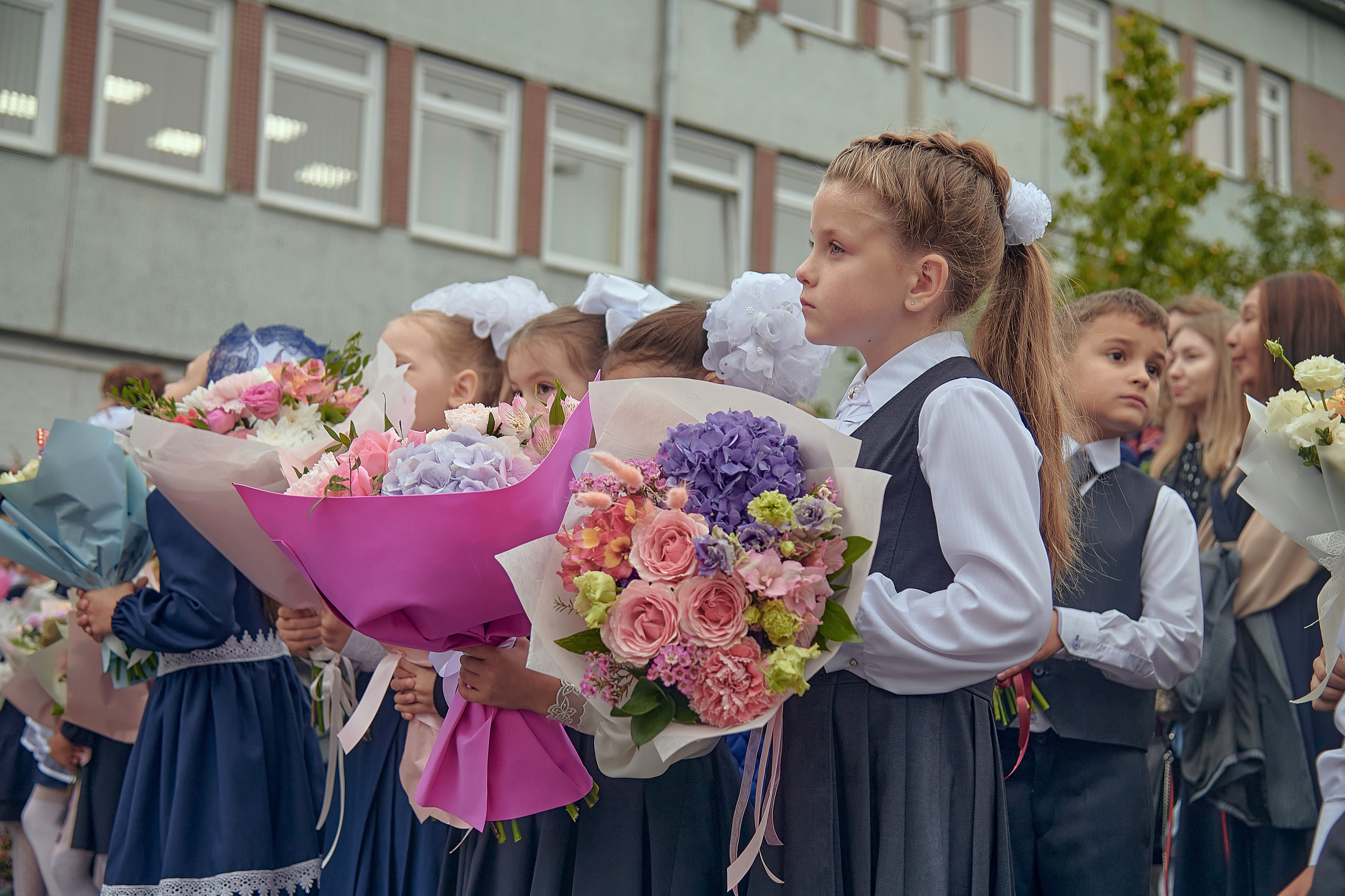 Портфолио репортажной фотосъёмки: 1 сентября в школе № 149. Фотограф Яковлев Роман — Красноярск