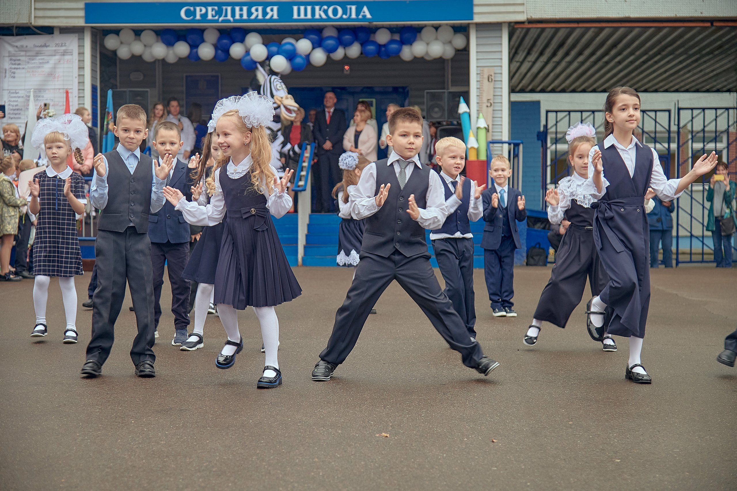 Портфолио репортажной фотосъёмки: 1 сентября в школе № 149. Фотограф Яковлев Роман — Красноярск