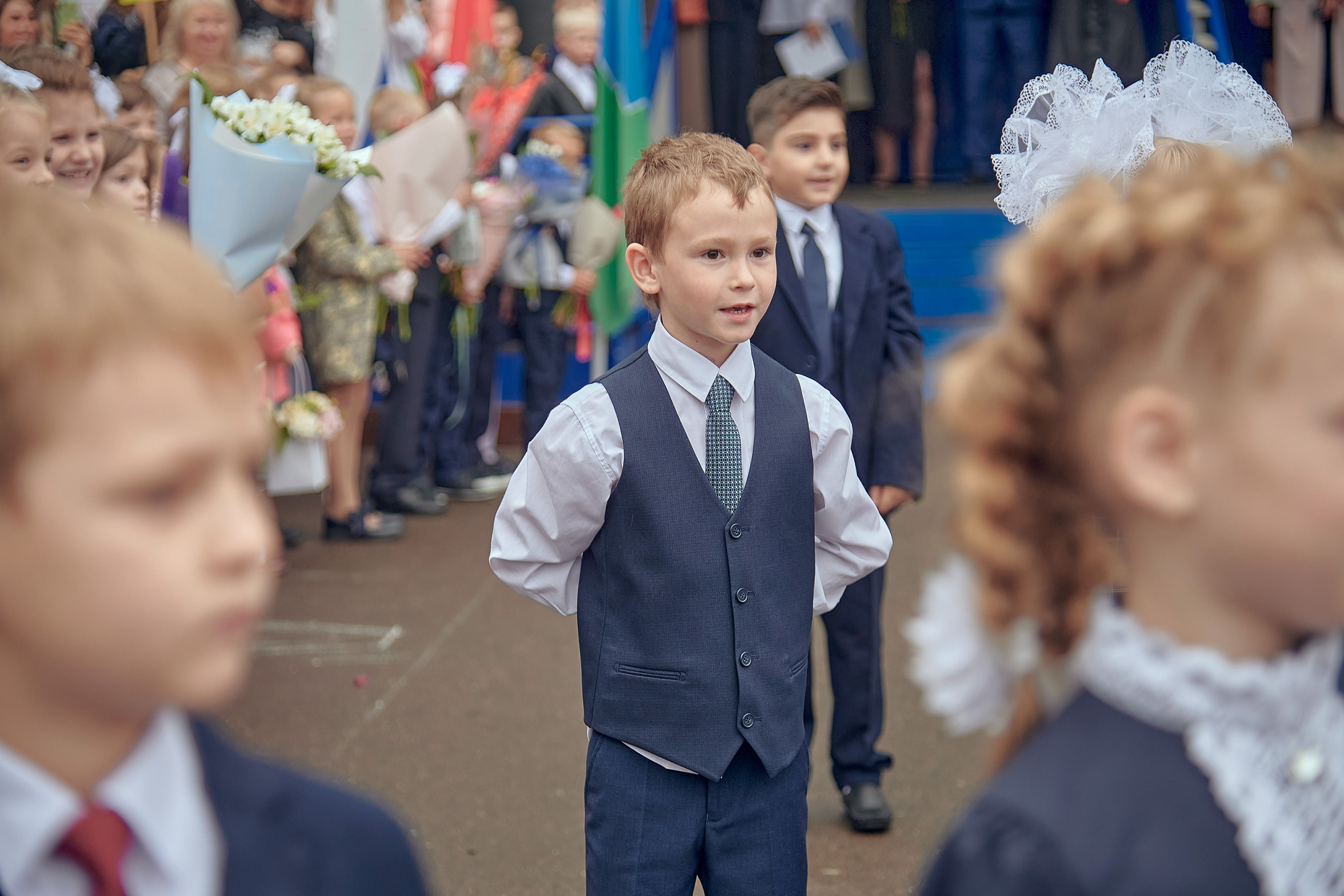 Портфолио репортажной фотосъёмки: 1 сентября в школе № 149. Фотограф Яковлев Роман — Красноярск