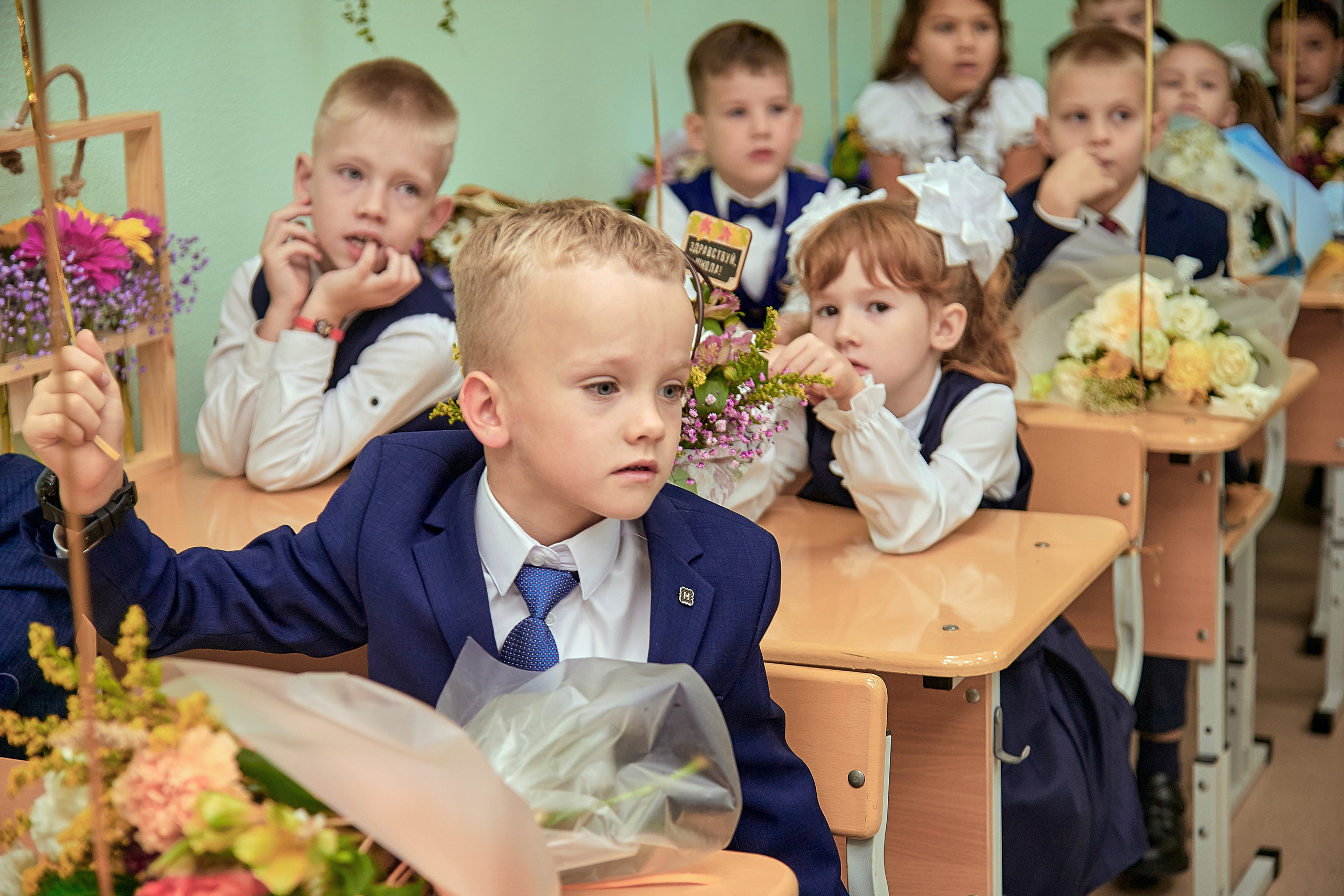 Портфолио репортажной фотосъёмки: 1 сентября в школе № 149. Фотограф Яковлев Роман — Красноярск