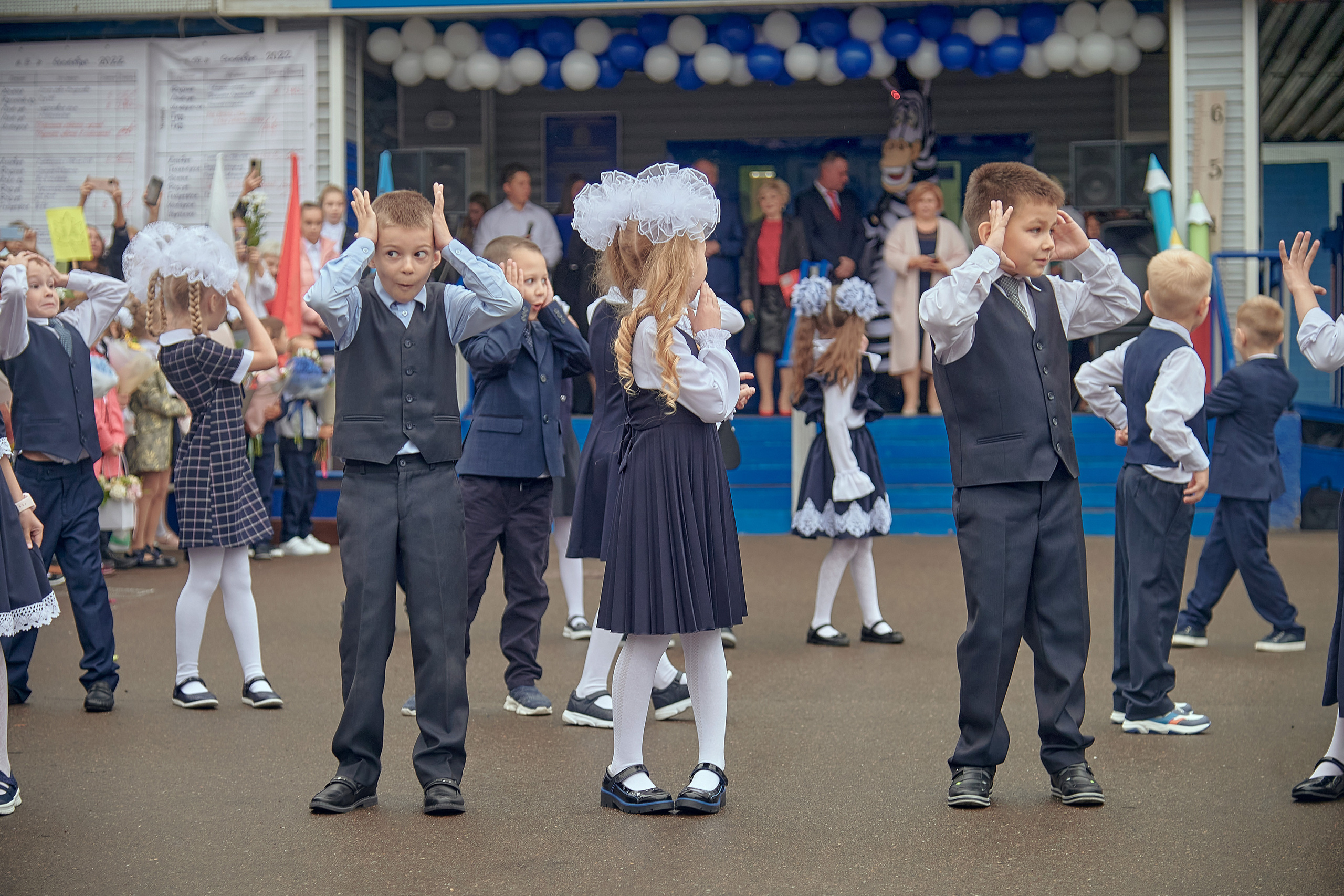 Портфолио репортажной фотосъёмки: 1 сентября в школе № 149. Фотограф Яковлев Роман — Красноярск