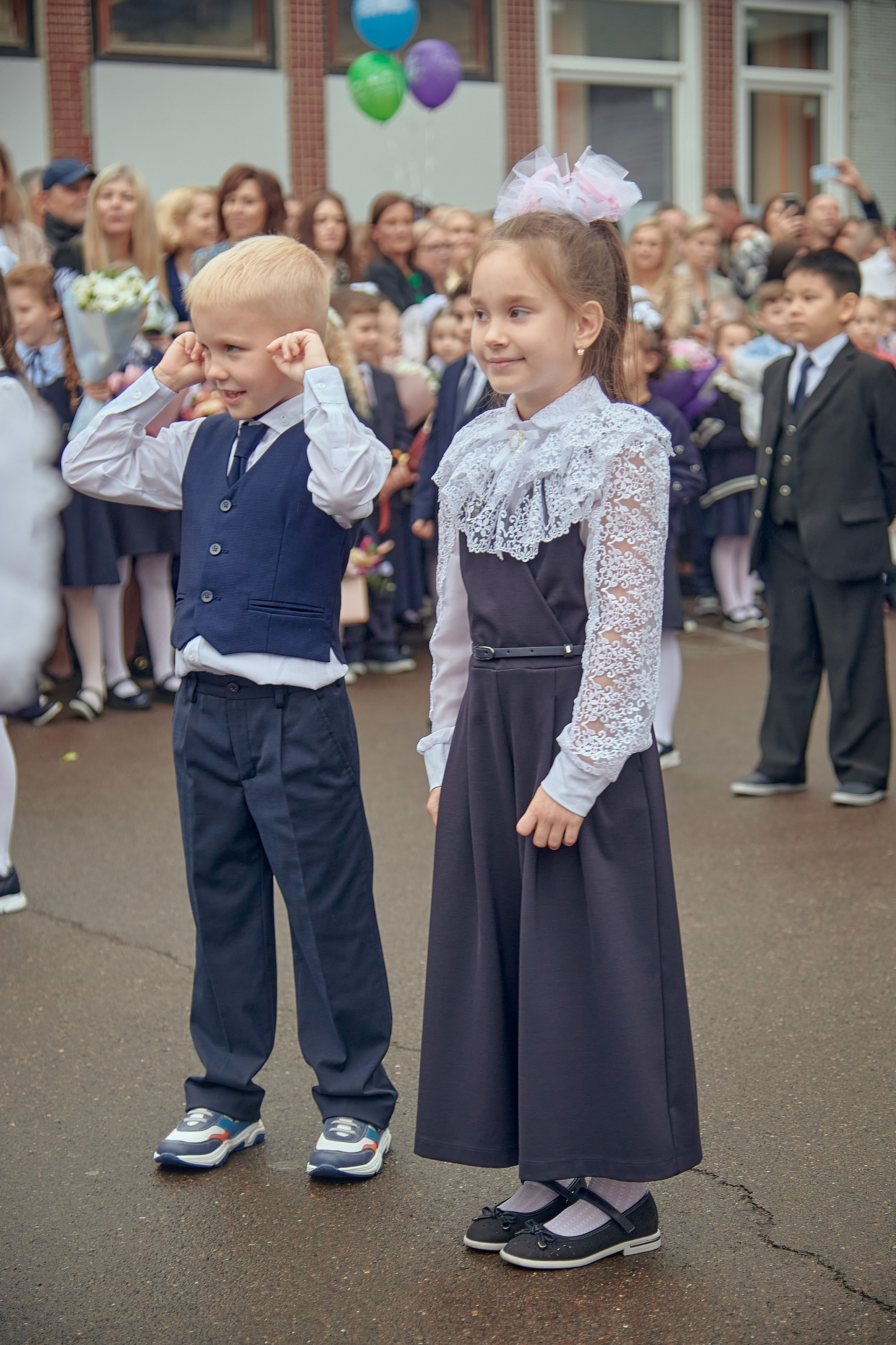 Портфолио репортажной фотосъёмки: 1 сентября в школе № 149. Фотограф Яковлев Роман — Красноярск