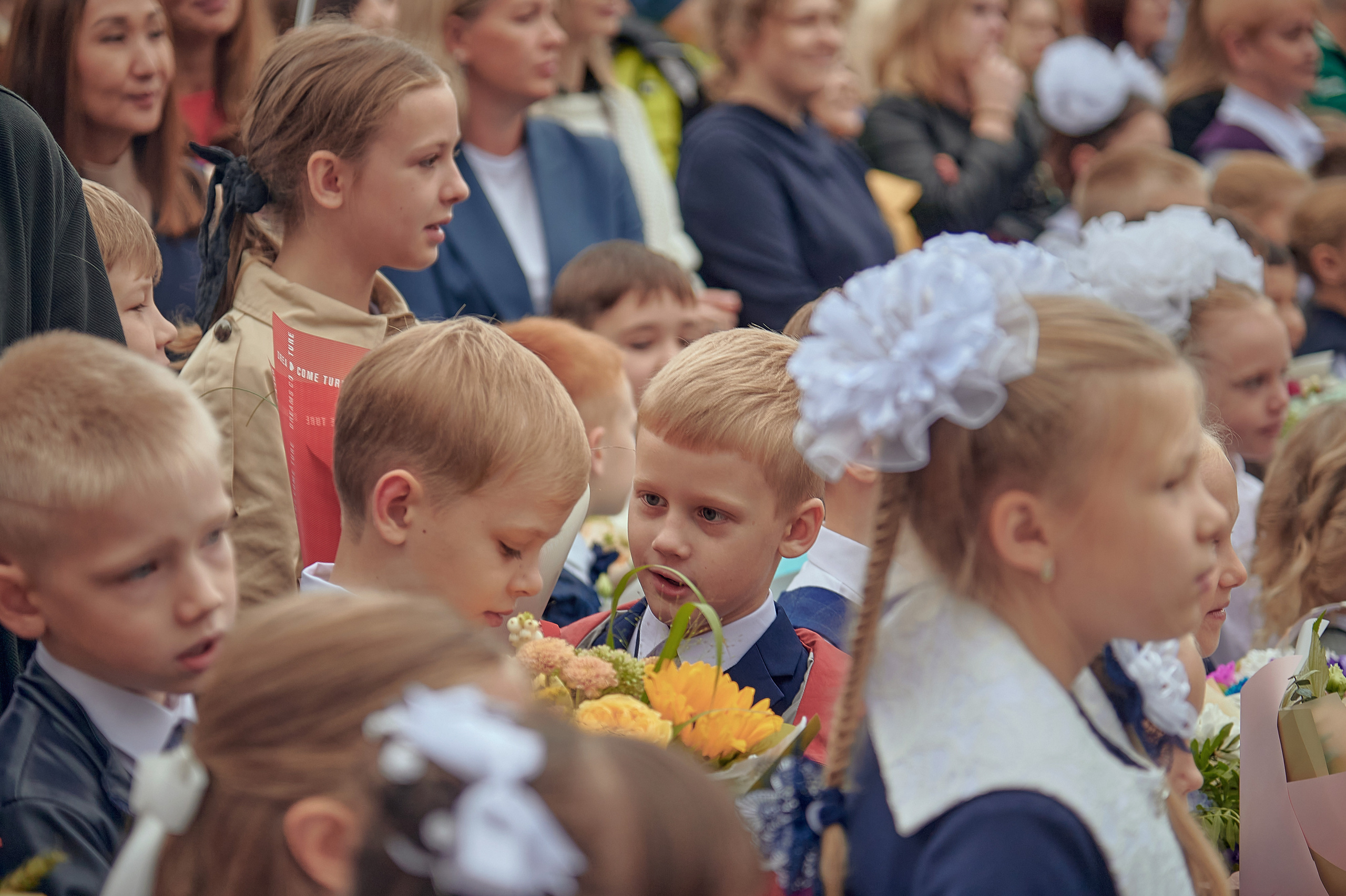 Портфолио репортажной фотосъёмки: 1 сентября в школе № 149. Фотограф Яковлев Роман — Красноярск