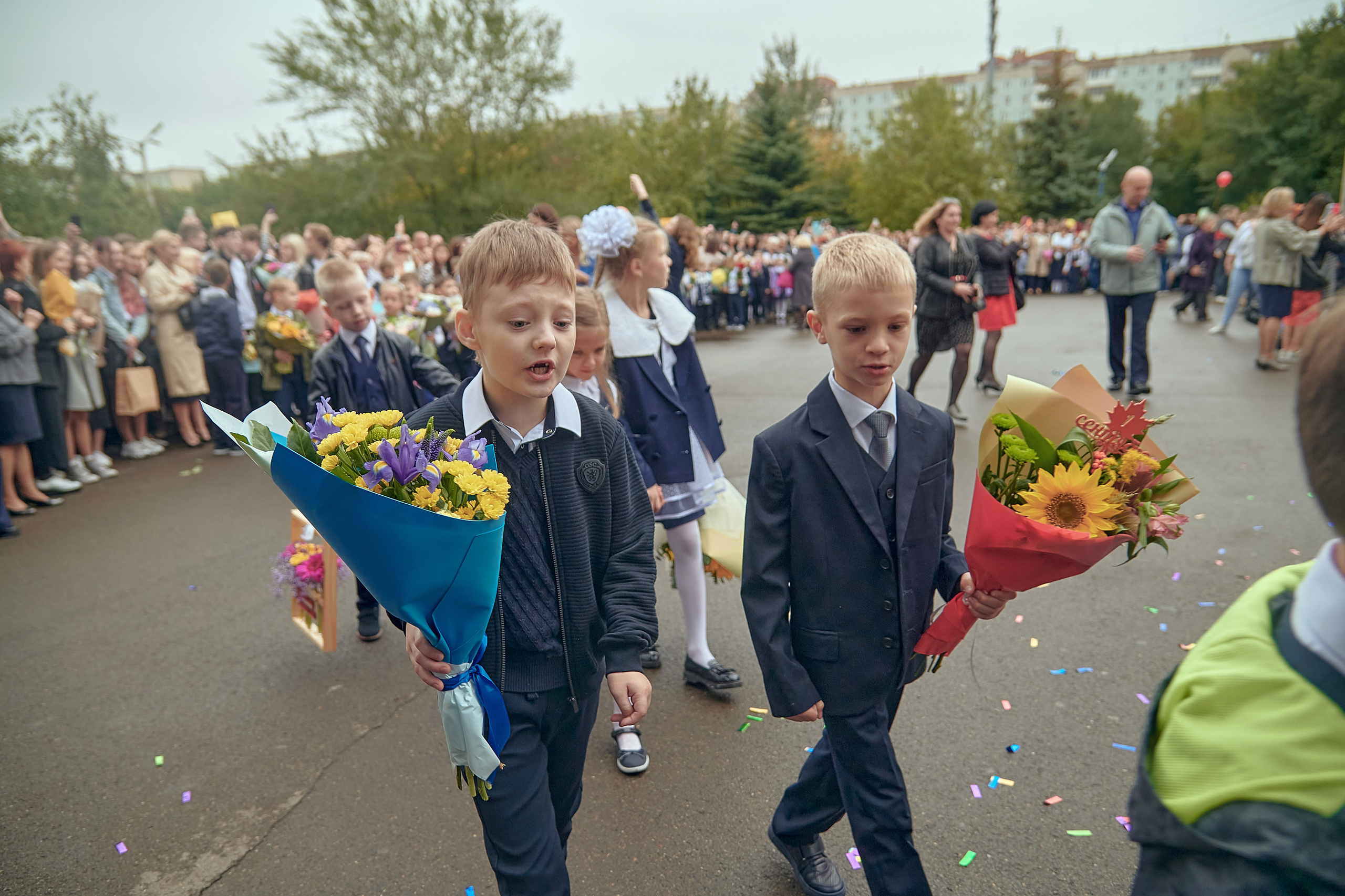 Портфолио репортажной фотосъёмки: 1 сентября в школе № 149. Фотограф Яковлев Роман — Красноярск