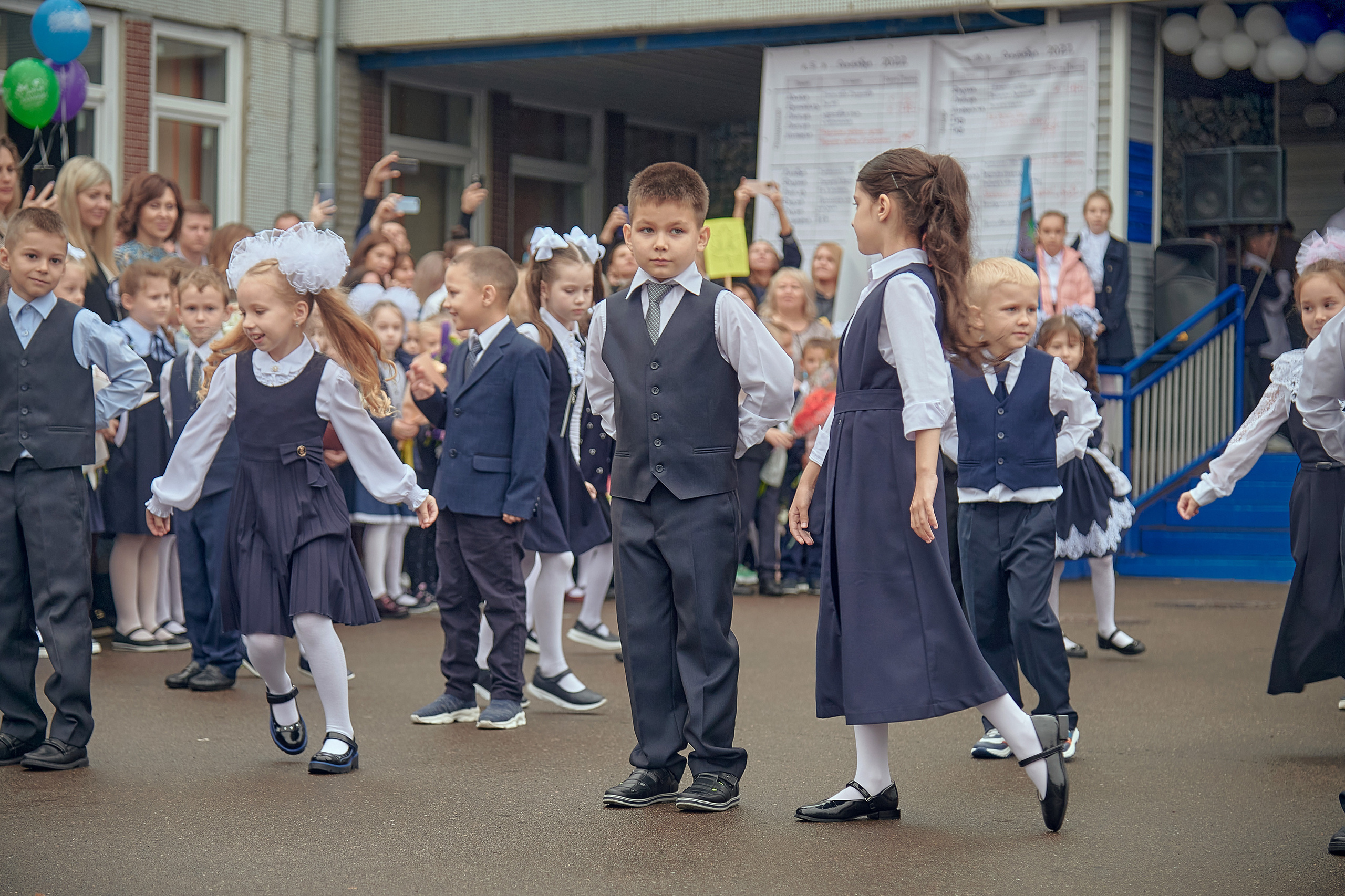 Портфолио репортажной фотосъёмки: 1 сентября в школе № 149. Фотограф Яковлев Роман — Красноярск