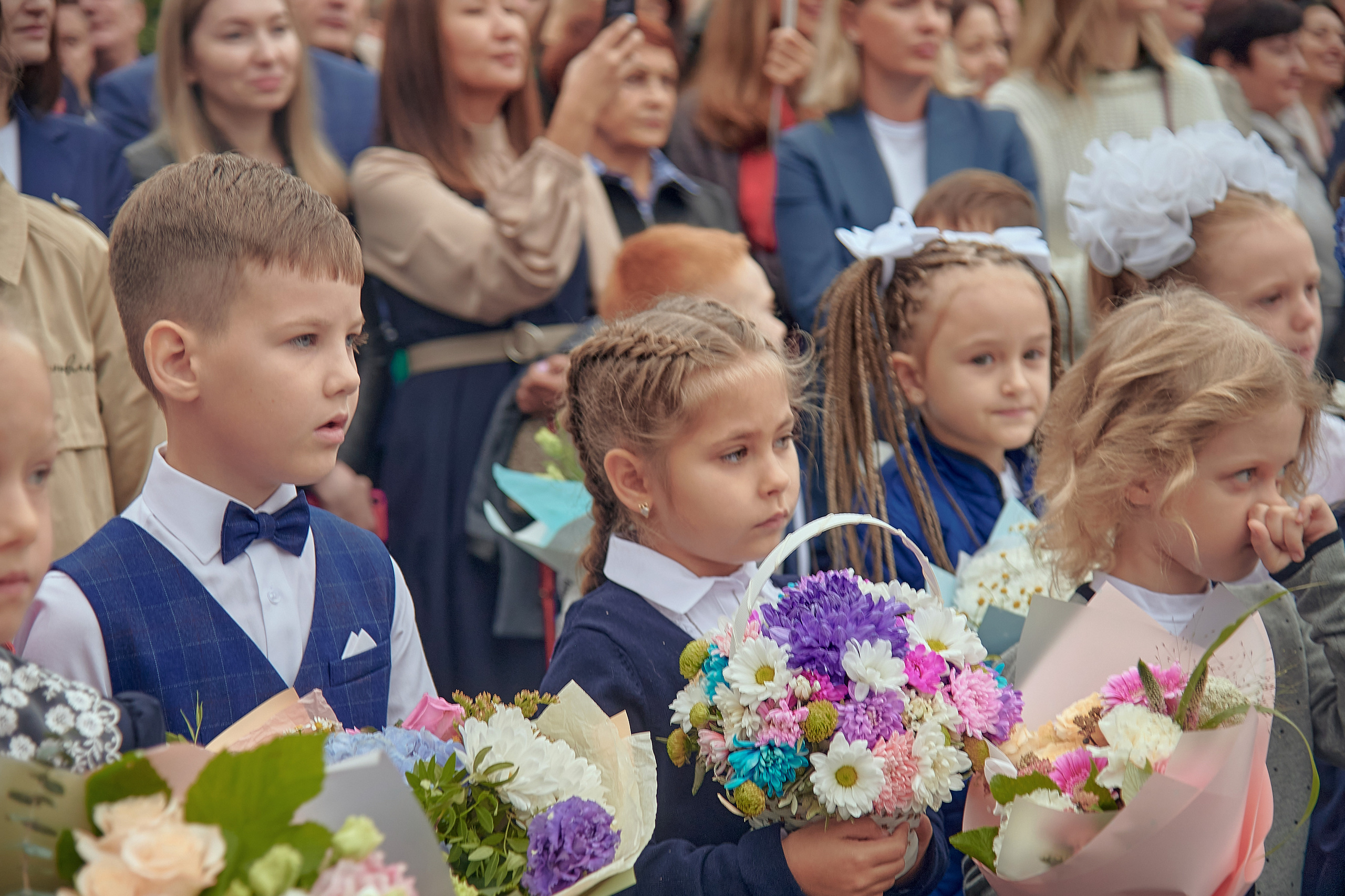 Портфолио репортажной фотосъёмки: 1 сентября в школе № 149. Фотограф Яковлев Роман — Красноярск