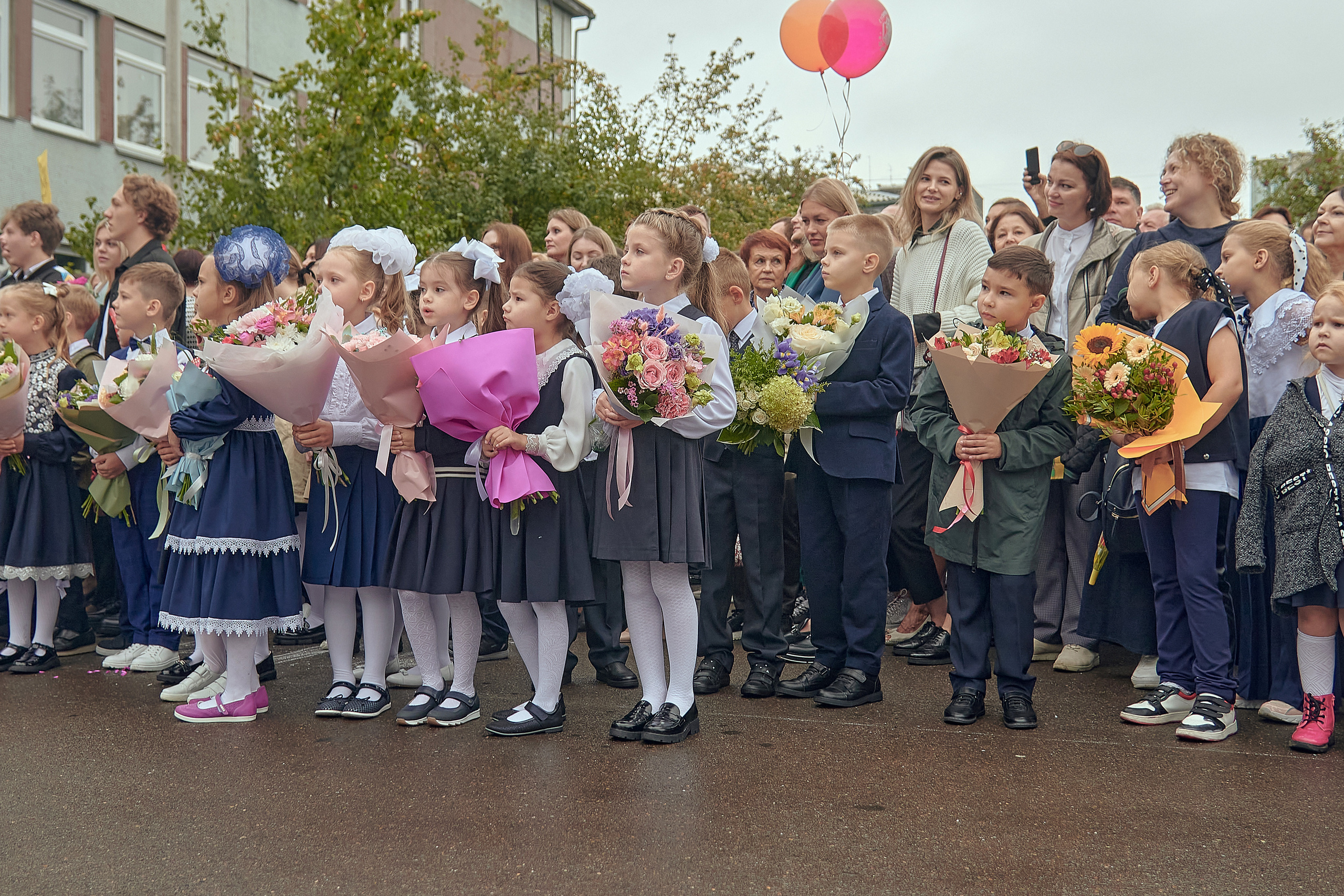 Портфолио репортажной фотосъёмки: 1 сентября в школе № 149. Фотограф Яковлев Роман — Красноярск