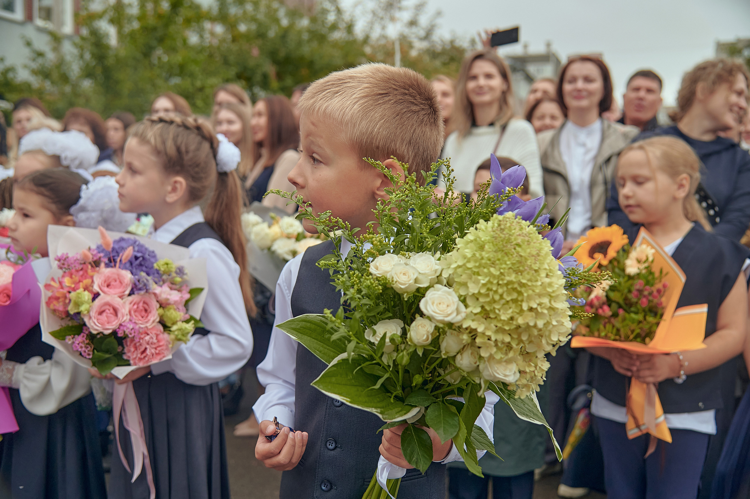 Портфолио репортажной фотосъёмки: 1 сентября в школе № 149. Фотограф Яковлев Роман — Красноярск