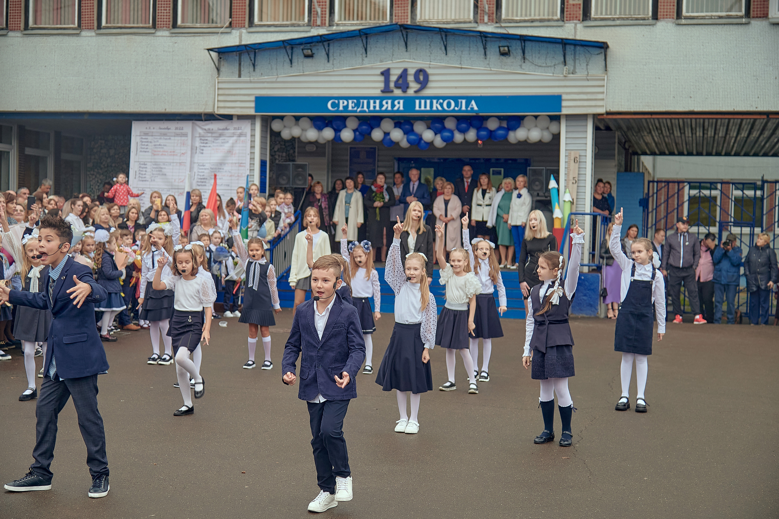 Портфолио репортажной фотосъёмки: 1 сентября в школе № 149. Фотограф Яковлев Роман — Красноярск