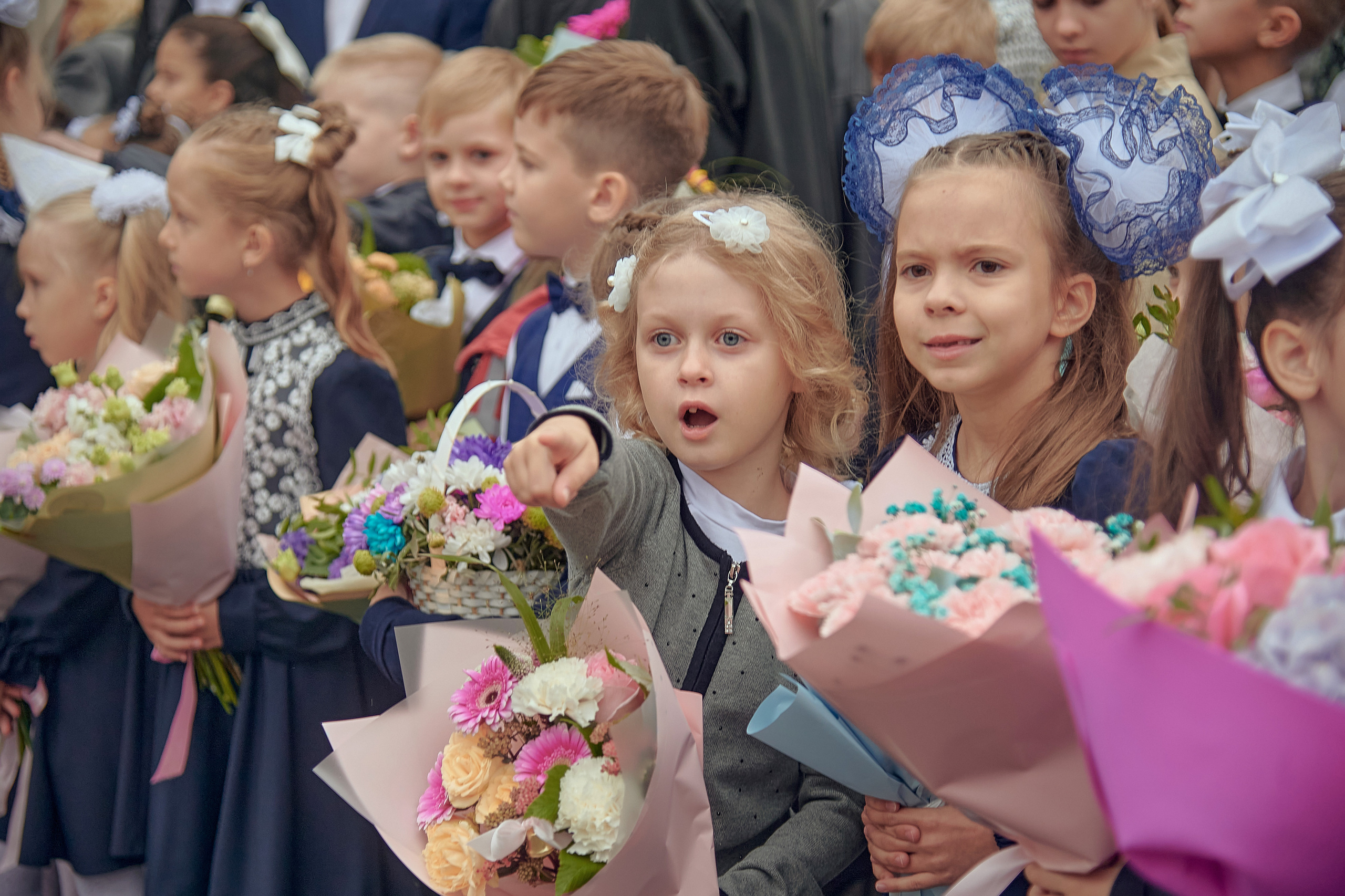 Портфолио репортажной фотосъёмки: 1 сентября в школе № 149. Фотограф Яковлев Роман — Красноярск