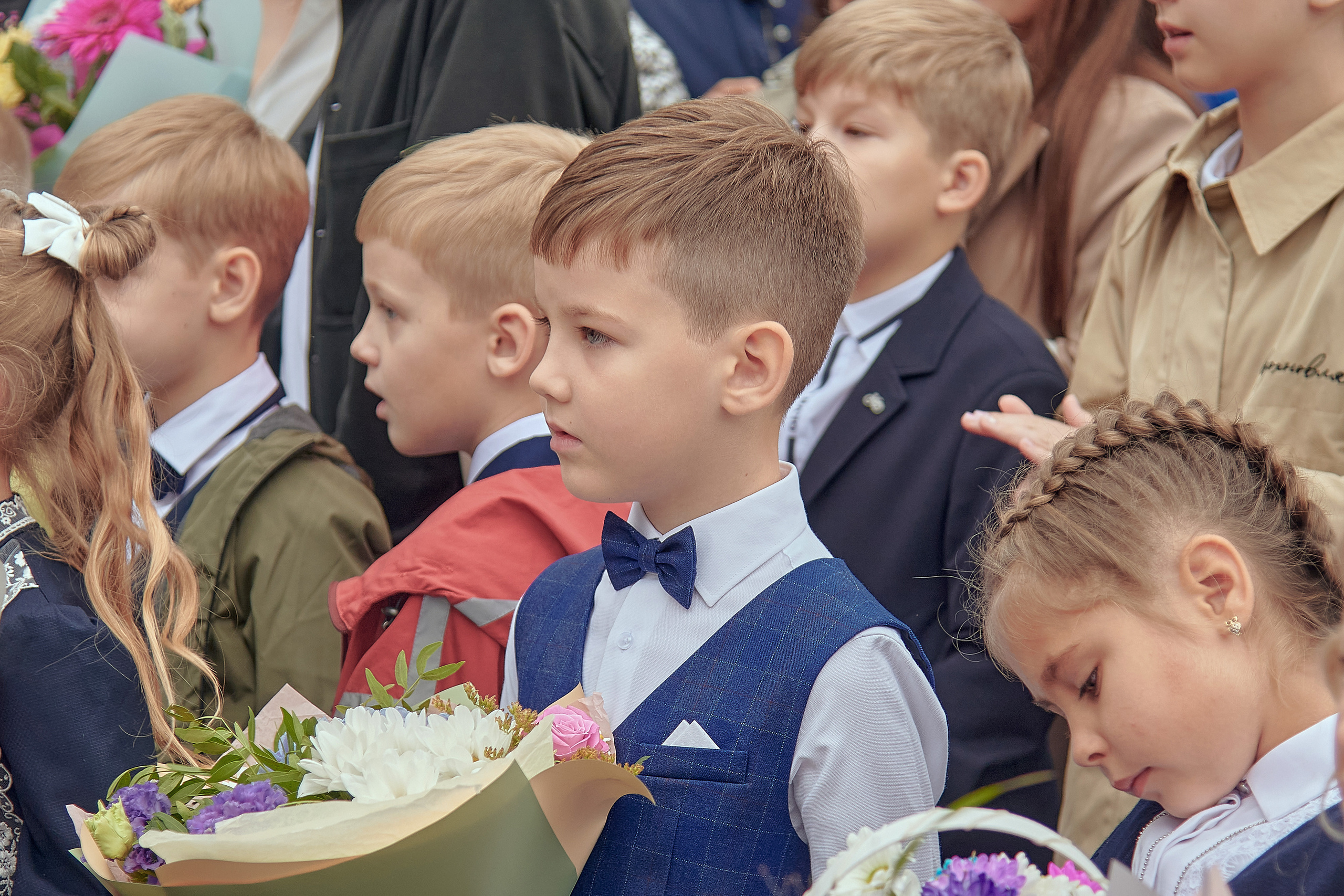 Портфолио репортажной фотосъёмки: 1 сентября в школе № 149. Фотограф Яковлев Роман — Красноярск