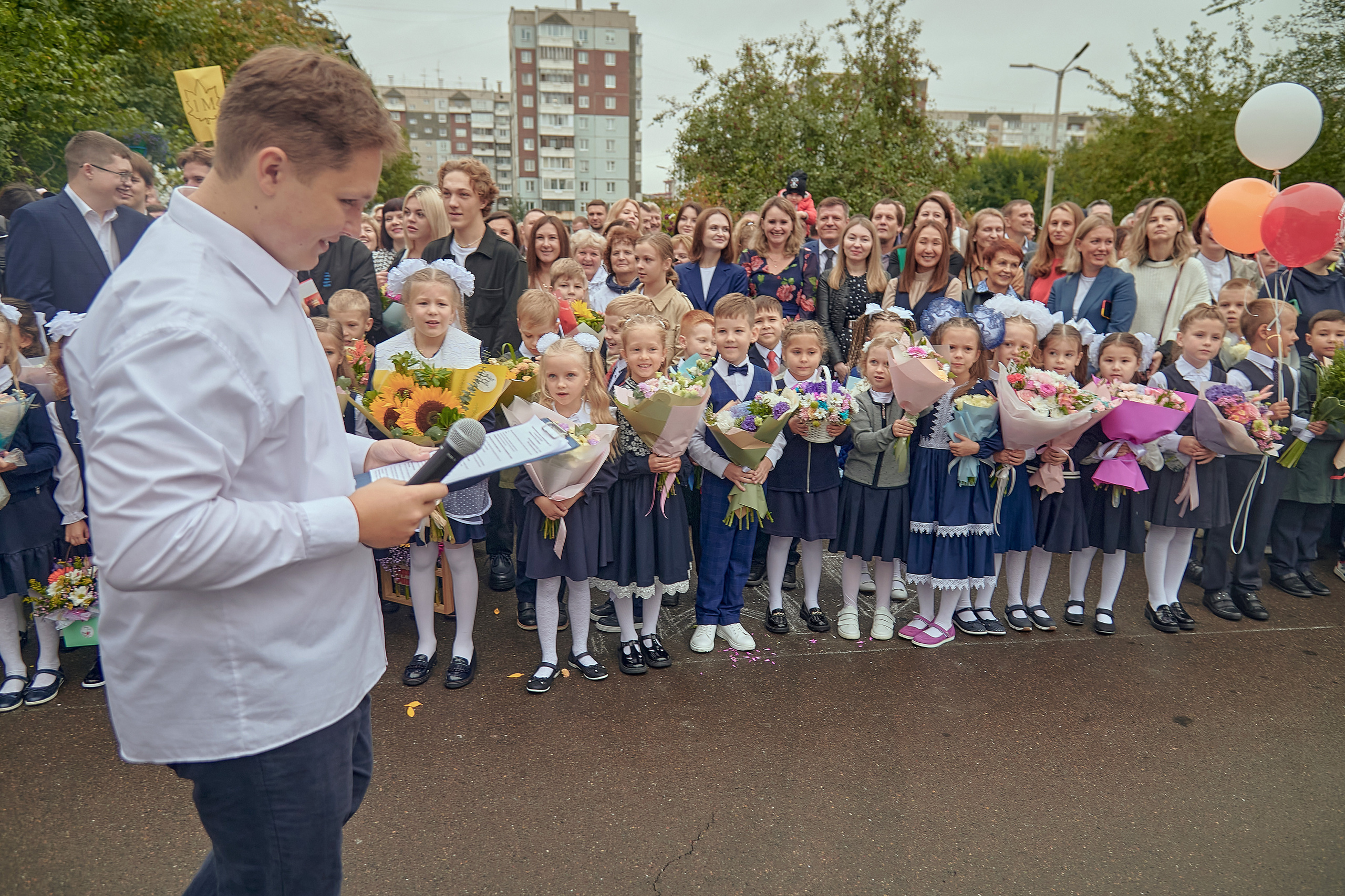 Портфолио репортажной фотосъёмки: 1 сентября в школе № 149. Фотограф Яковлев Роман — Красноярск
