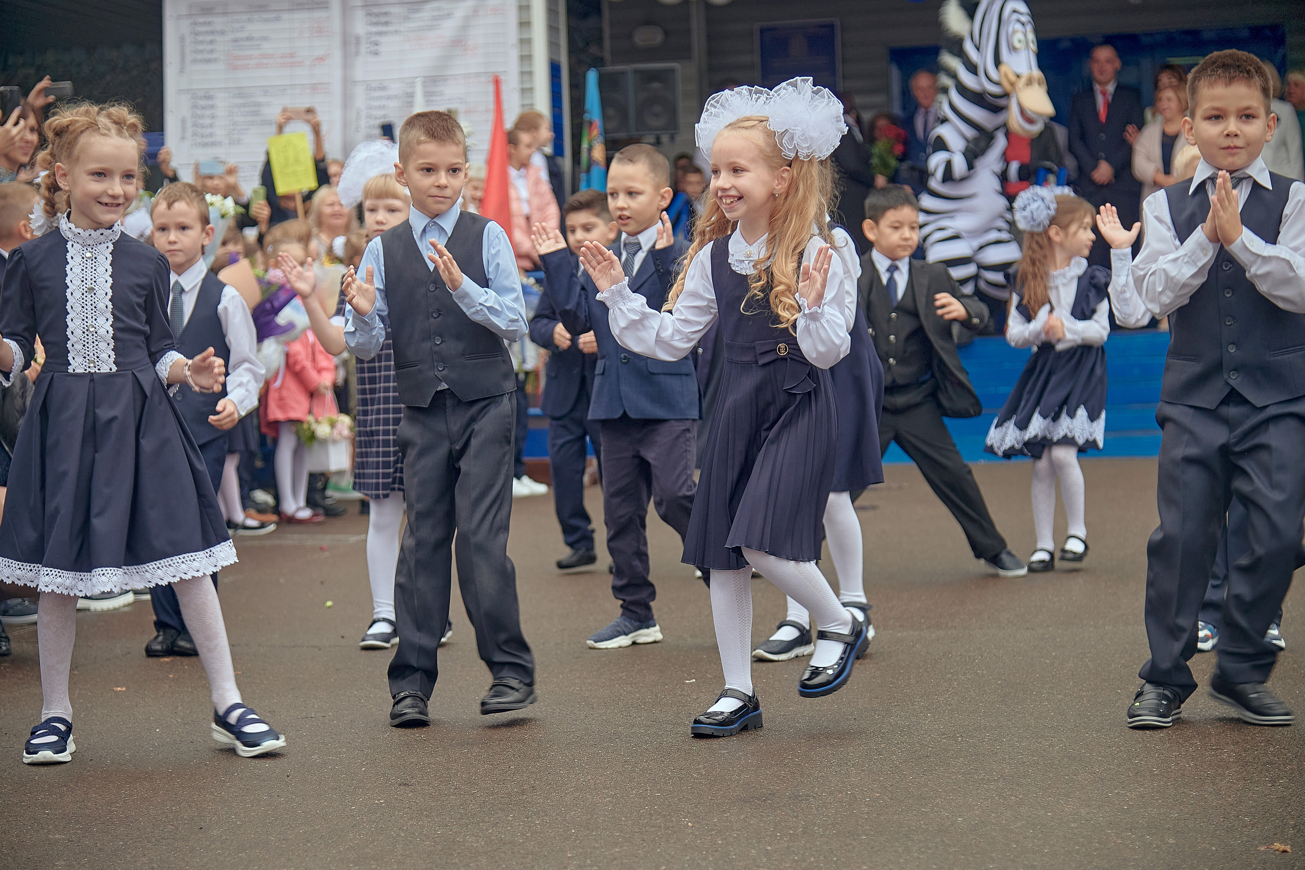Портфолио репортажной фотосъёмки: 1 сентября в школе № 149. Фотограф Яковлев Роман — Красноярск