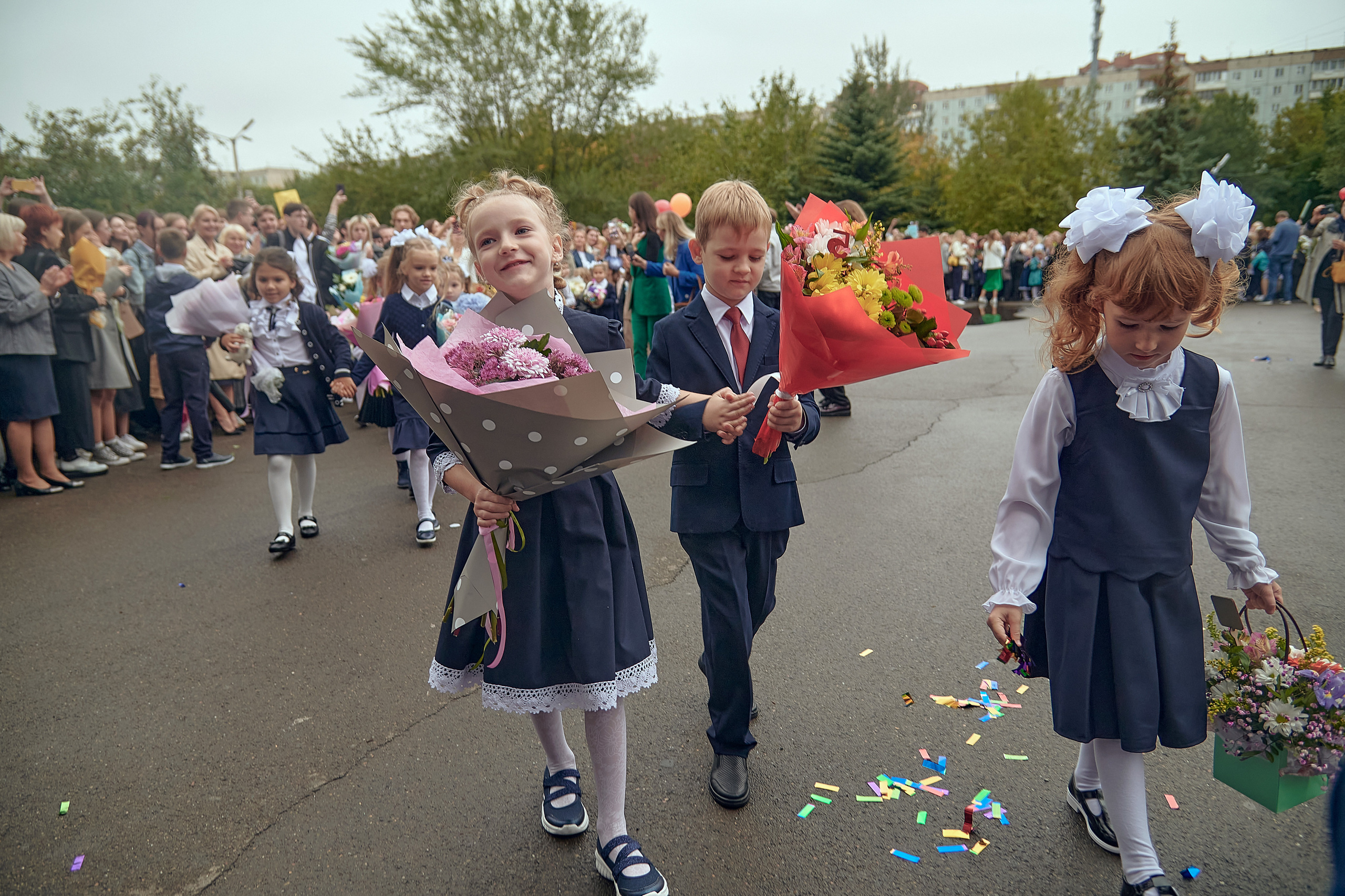 Портфолио репортажной фотосъёмки: 1 сентября в школе № 149. Фотограф Яковлев Роман — Красноярск