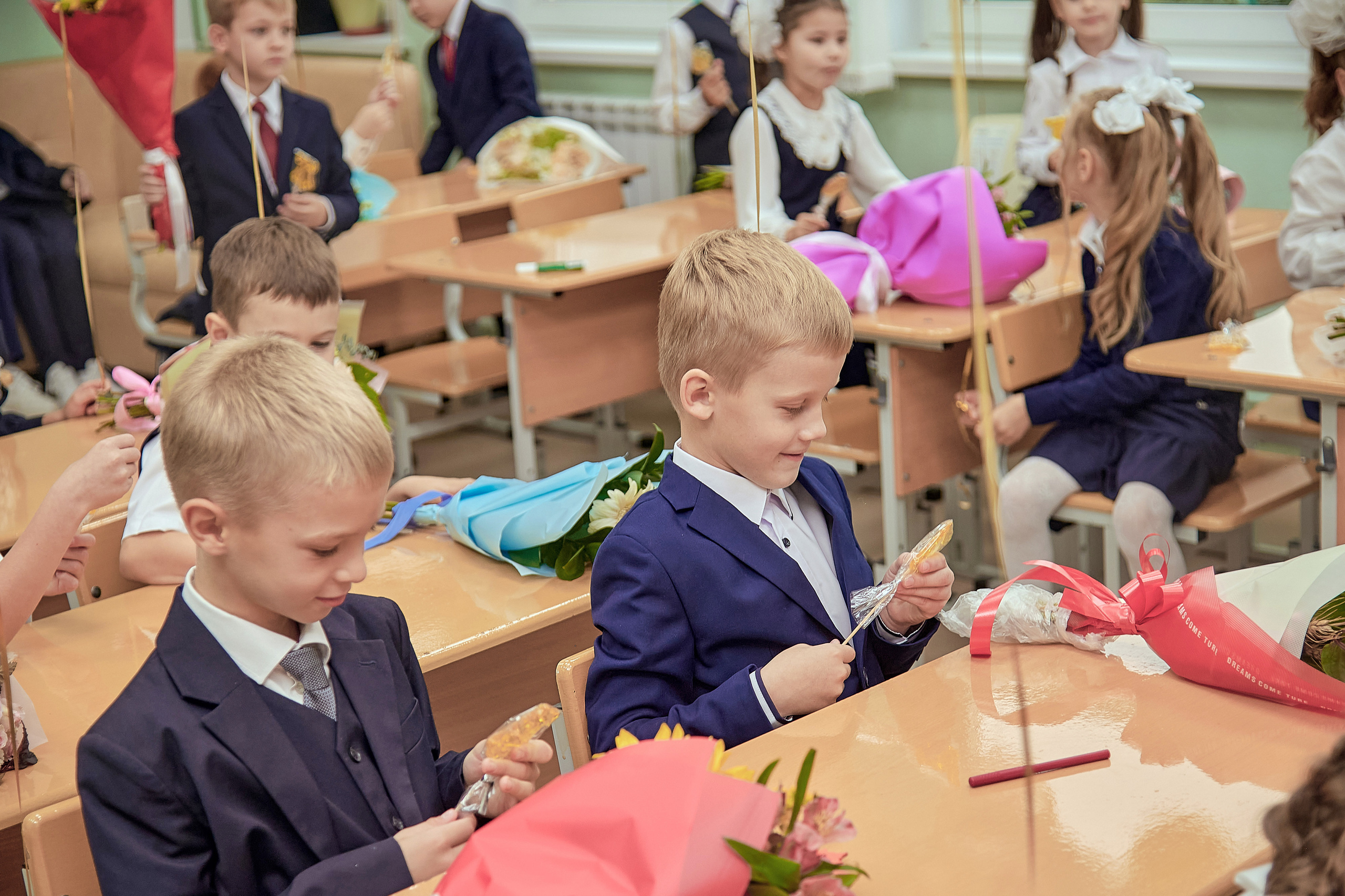 Портфолио репортажной фотосъёмки: 1 сентября в школе № 149. Фотограф Яковлев Роман — Красноярск