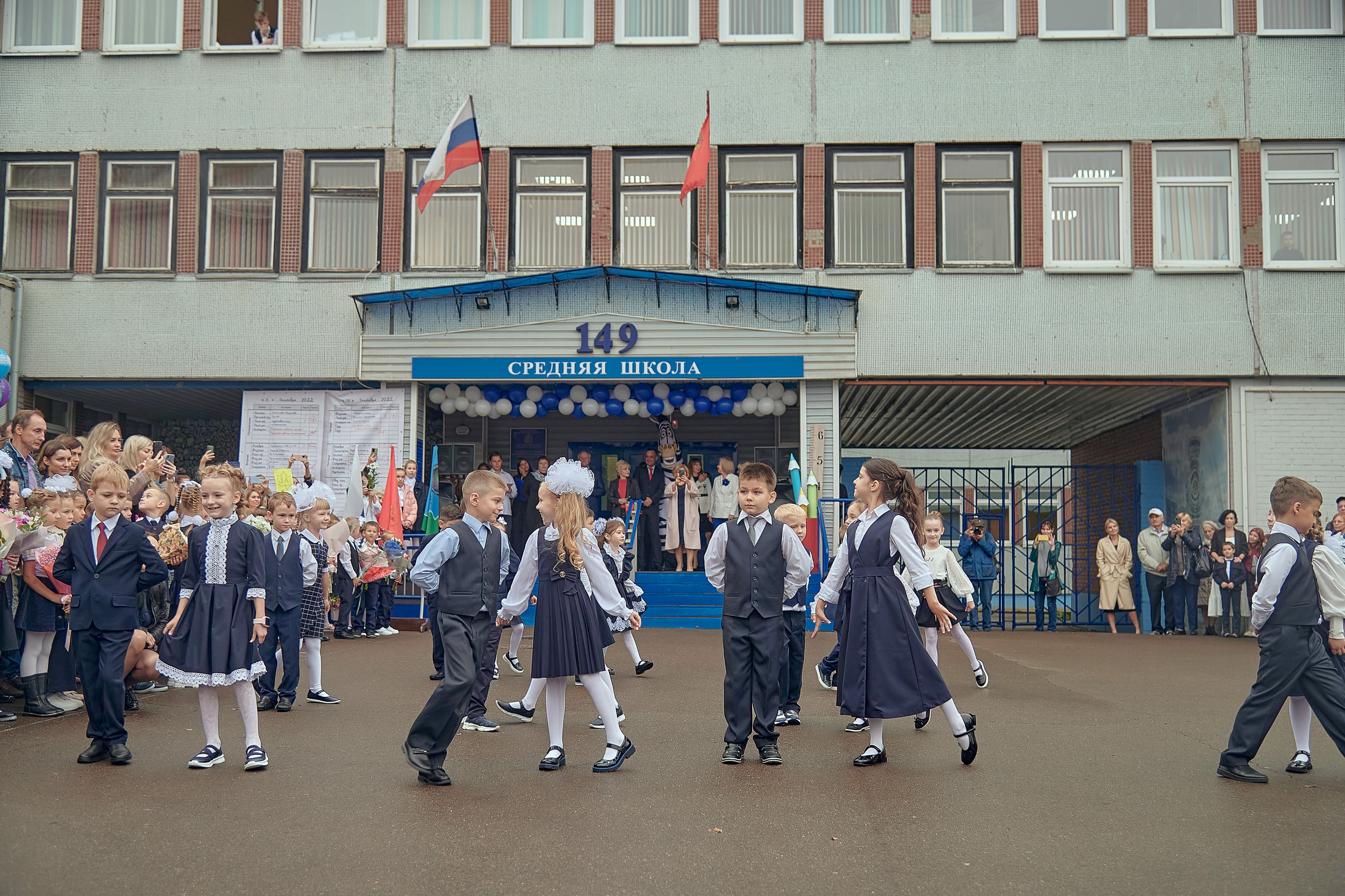Портфолио репортажной фотосъёмки: 1 сентября в школе № 149. Фотограф Яковлев Роман — Красноярск