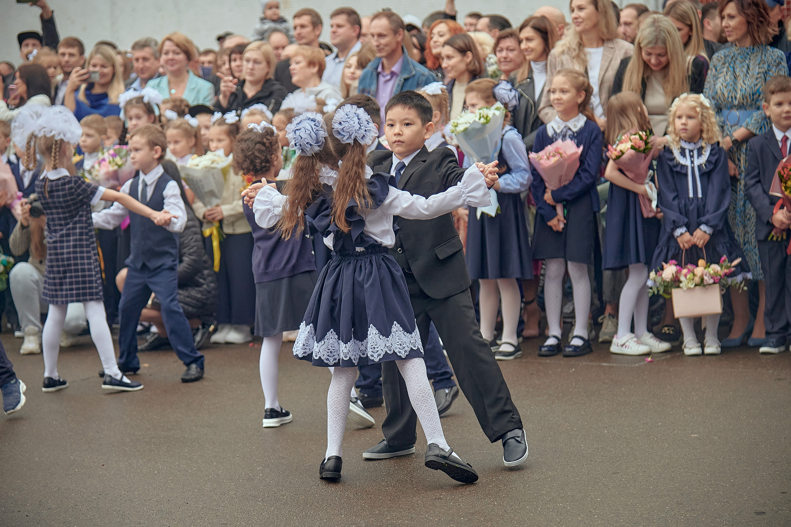 Портфолио репортажной фотосъёмки: 1 сентября в школе № 149. Фотограф Яковлев Роман — Красноярск