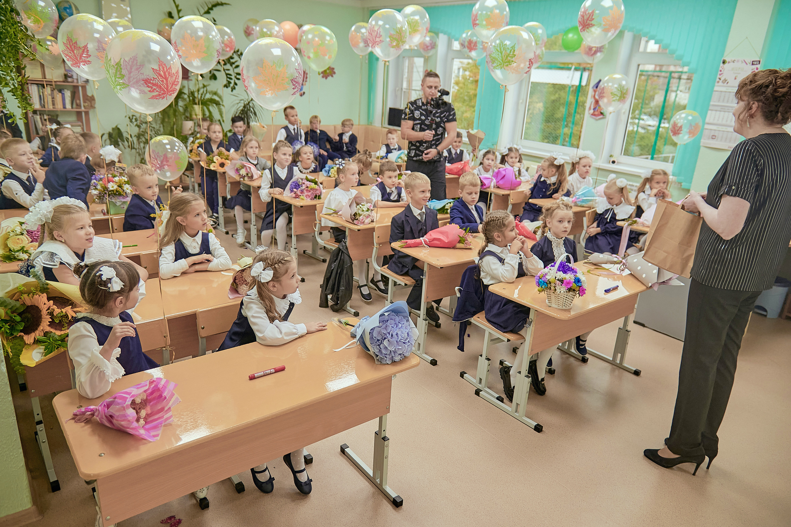 Портфолио репортажной фотосъёмки: 1 сентября в школе № 149. Фотограф Яковлев Роман — Красноярск