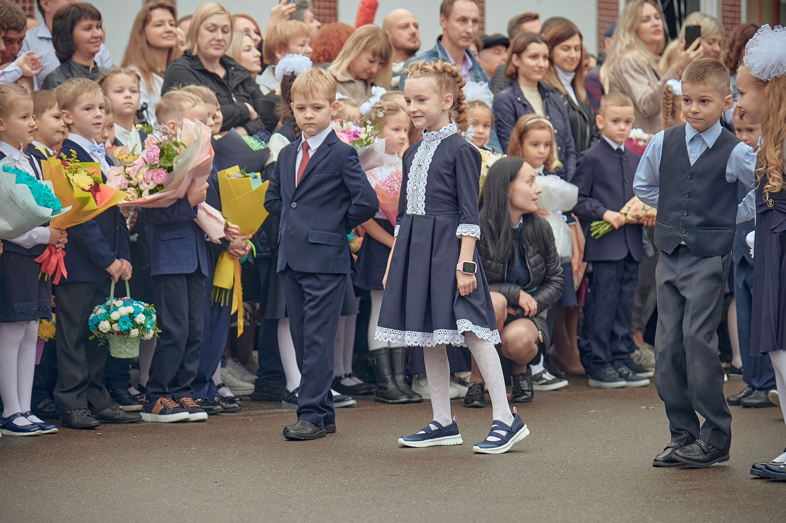 Портфолио репортажной фотосъёмки: 1 сентября в школе № 149. Фотограф Яковлев Роман — Красноярск