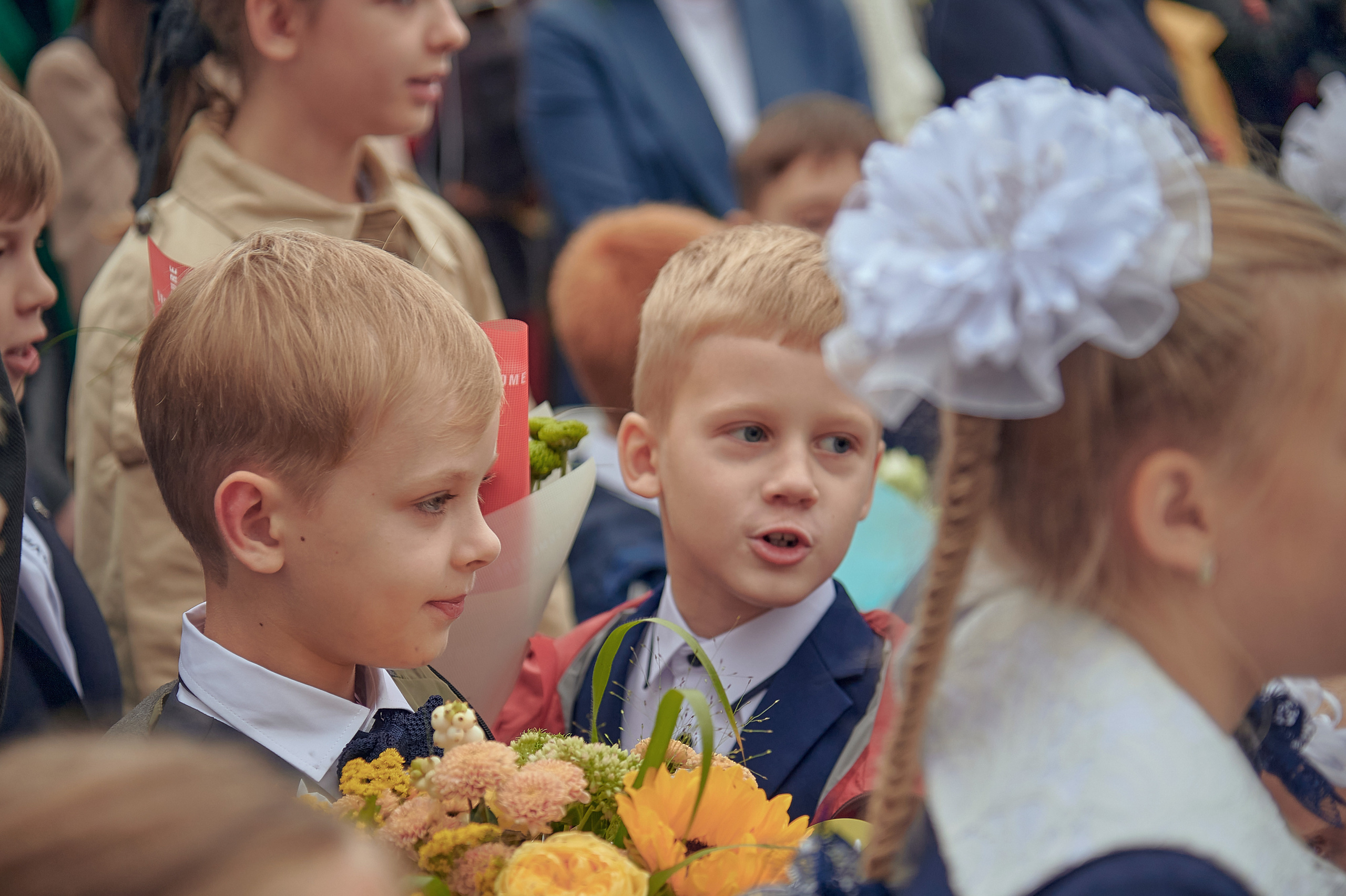 Портфолио репортажной фотосъёмки: 1 сентября в школе № 149. Фотограф Яковлев Роман — Красноярск