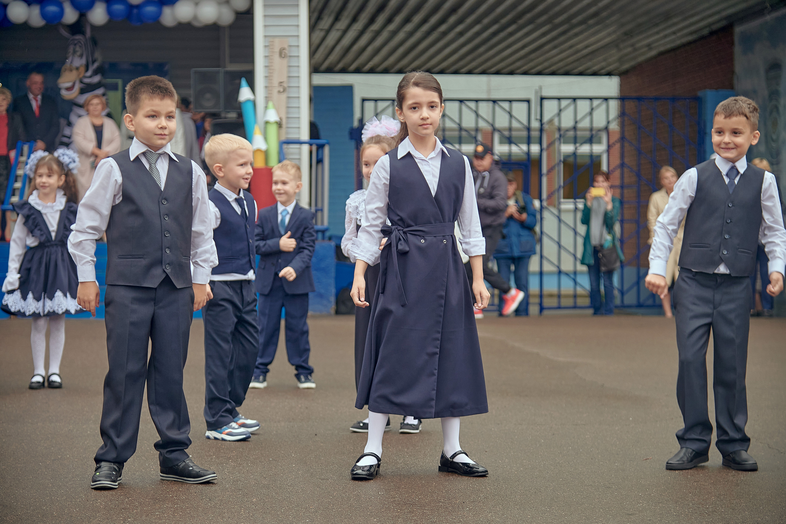 Портфолио репортажной фотосъёмки: 1 сентября в школе № 149. Фотограф Яковлев Роман — Красноярск