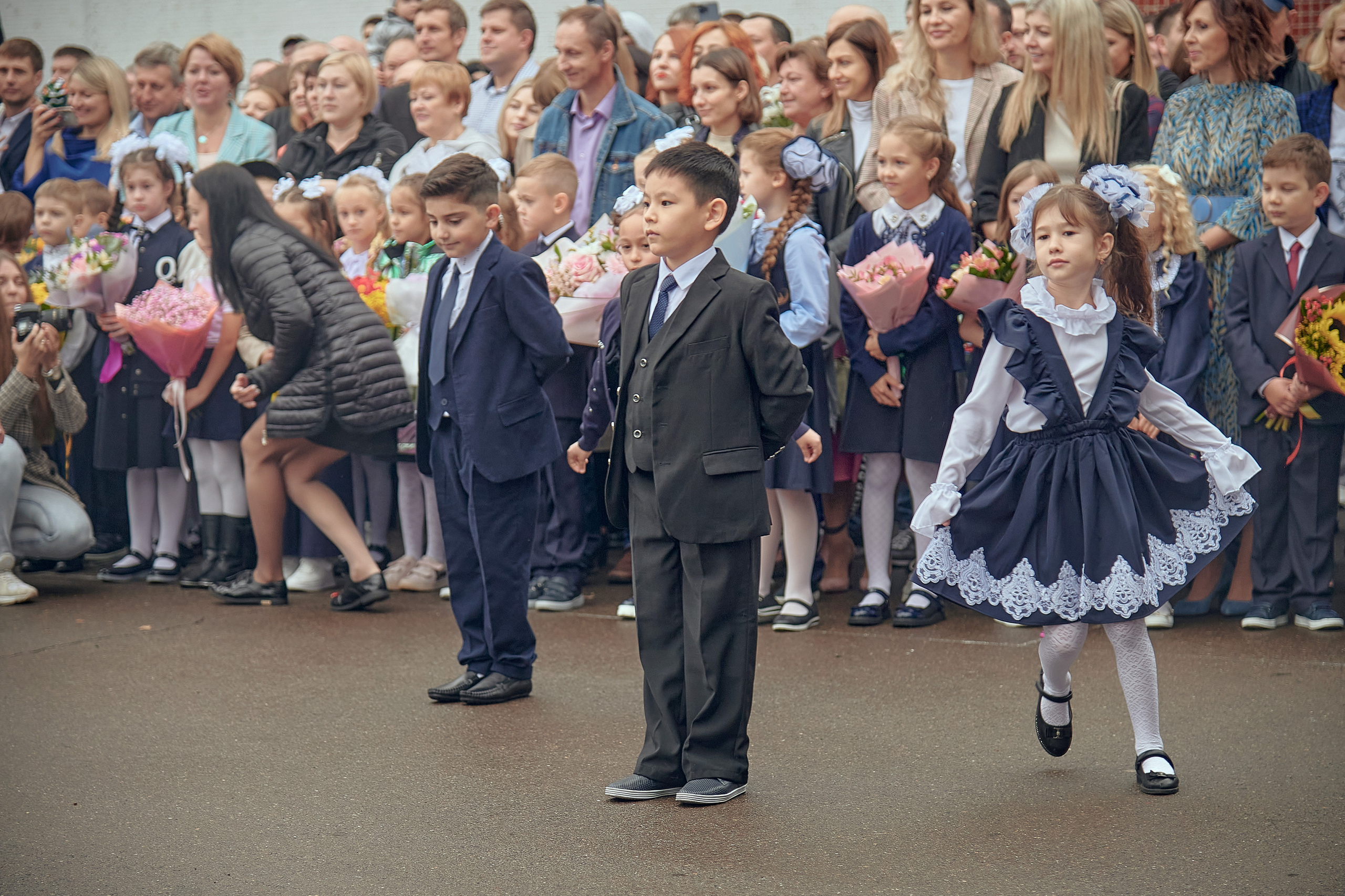 Портфолио репортажной фотосъёмки: 1 сентября в школе № 149. Фотограф Яковлев Роман — Красноярск