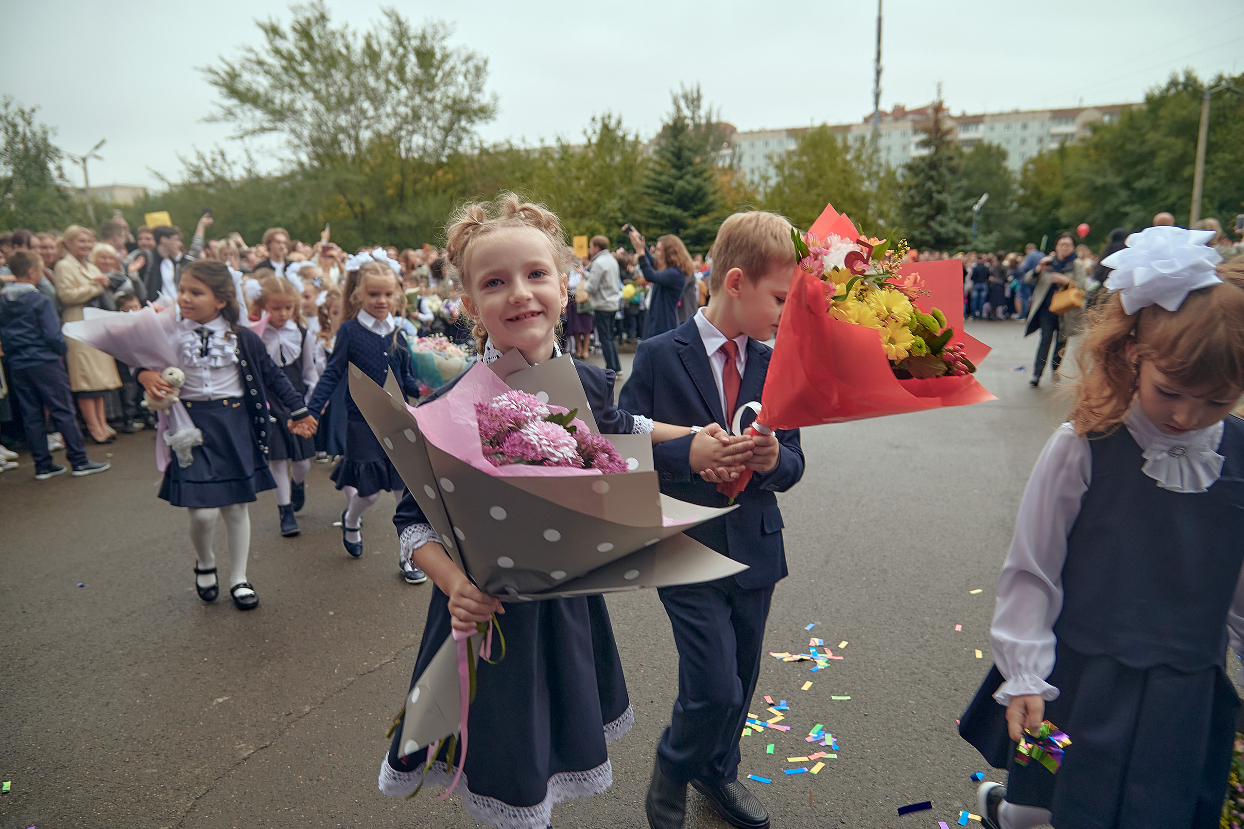 Портфолио репортажной фотосъёмки: 1 сентября в школе № 149. Фотограф Яковлев Роман — Красноярск