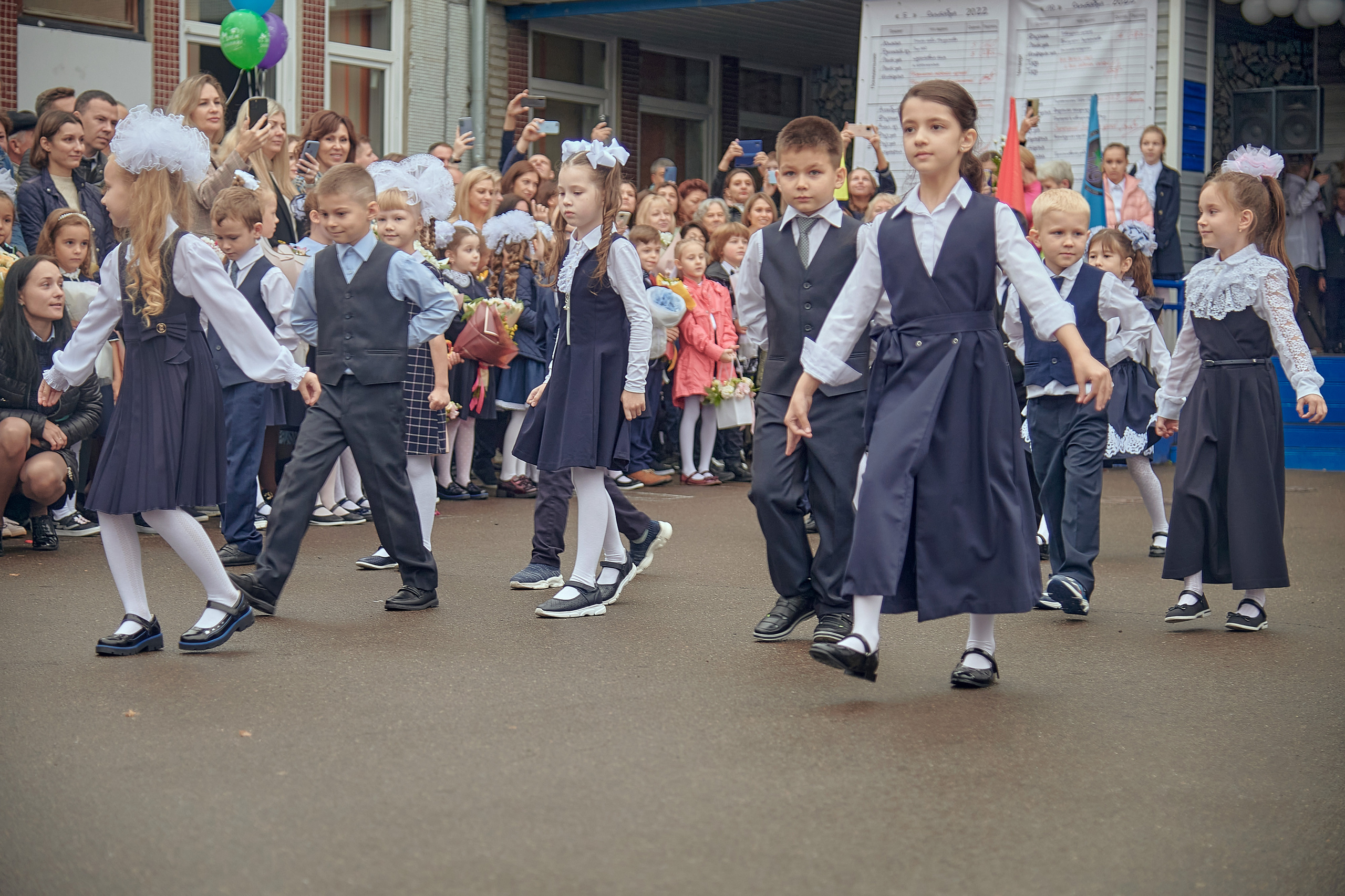 Портфолио репортажной фотосъёмки: 1 сентября в школе № 149. Фотограф Яковлев Роман — Красноярск