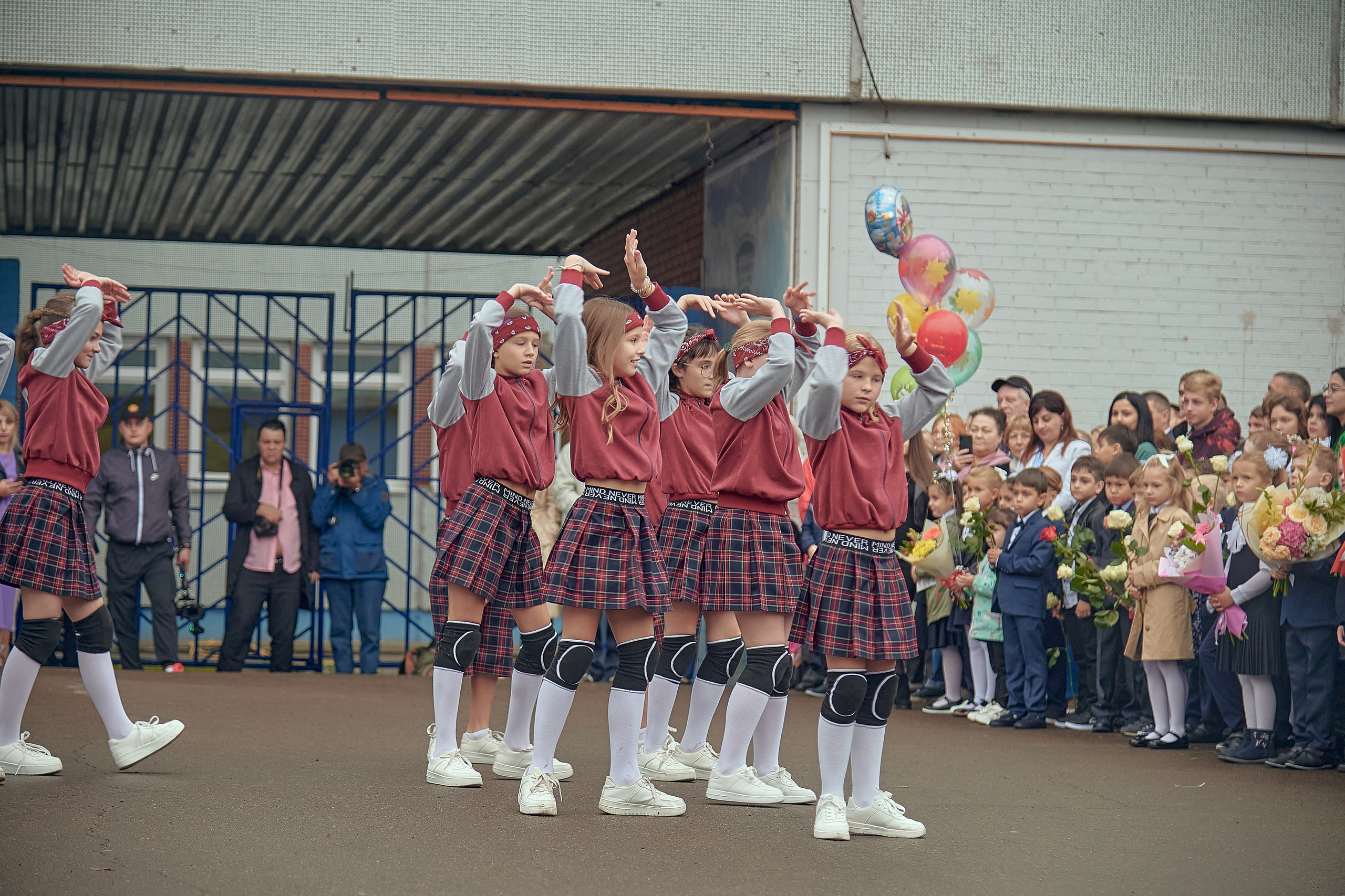 Портфолио репортажной фотосъёмки: 1 сентября в школе № 149. Фотограф Яковлев Роман — Красноярск