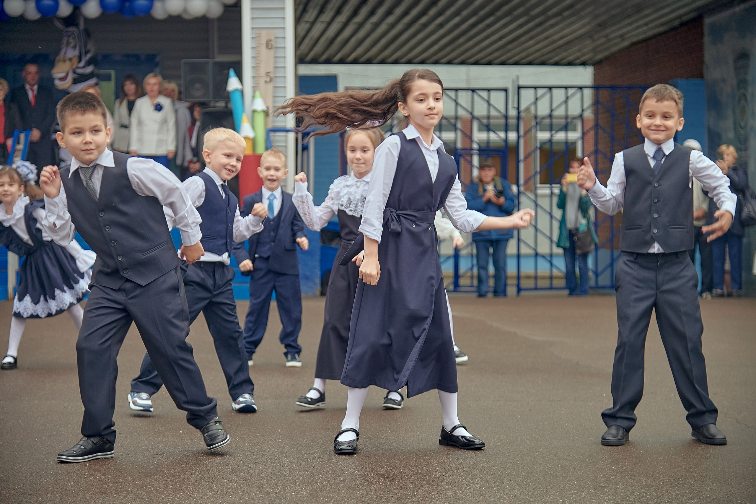 Портфолио репортажной фотосъёмки: 1 сентября в школе № 149. Фотограф Яковлев Роман — Красноярск