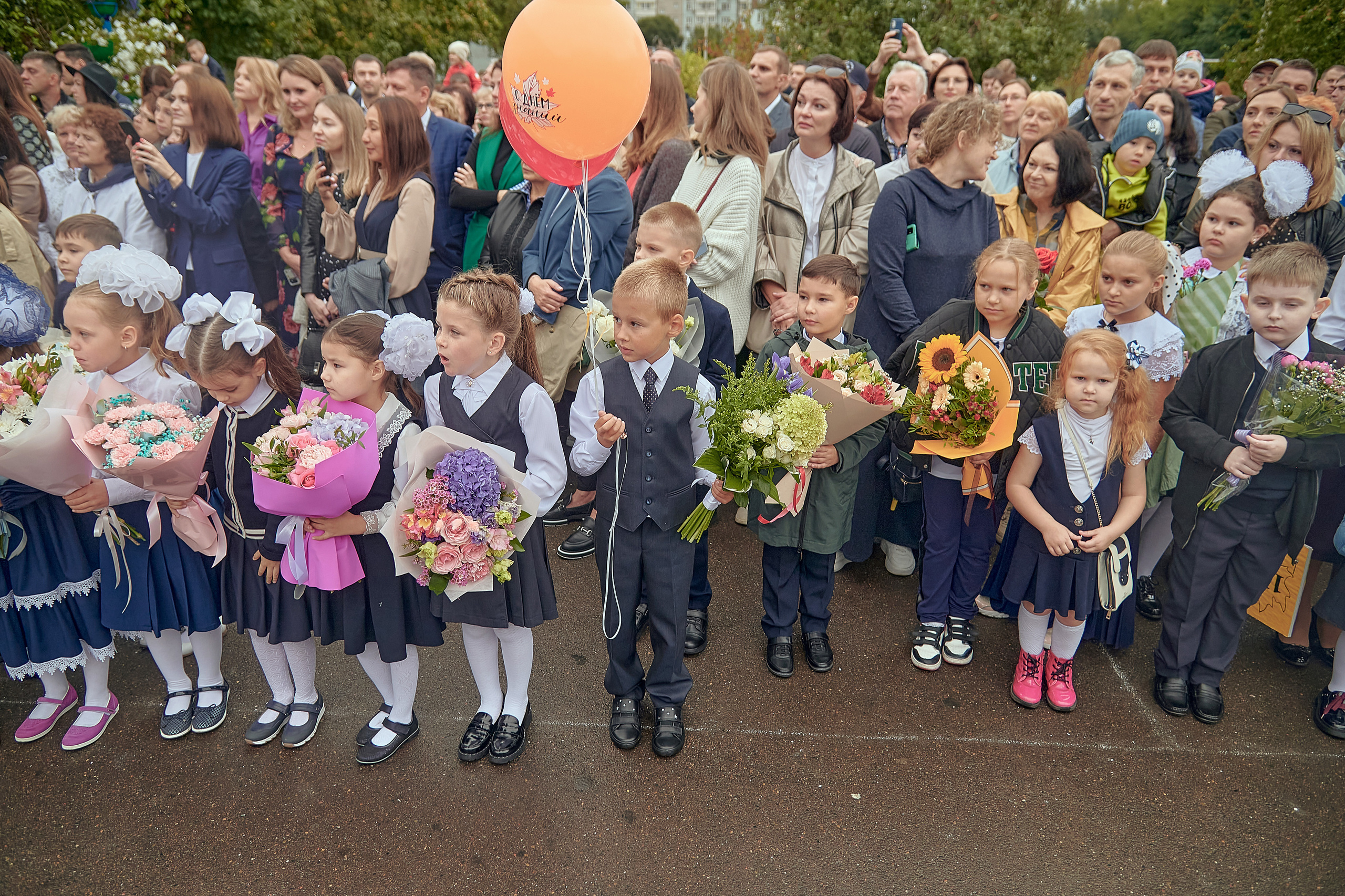 Портфолио репортажной фотосъёмки: 1 сентября в школе № 149. Фотограф Яковлев Роман — Красноярск